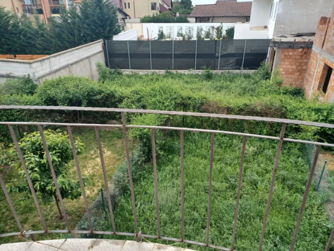 Casa insiruita, 2 dormitoare, garaj, Sanmartin. 120 000 E. Comision 0. - De vanzare: casa insiruita in Sanmartin, 2 dormitoare, garaj, loc de parcare, gradina. 120 000 E. Comision 0. Casa este disponibila imediat, posibilitate emitere factura. Casa detine si o mica gradina, un spatiu verde. Este compartimentata astfel: Demisol: garaj, loc pentru bucatarie (sau depozitare), baie. Parter: living, bucatarie. Etaj: 2 dormitoare, baie. Incalzire cu centrala electrica, posibilitate montare centrala gaz. Necesita renovare finisaje. }}