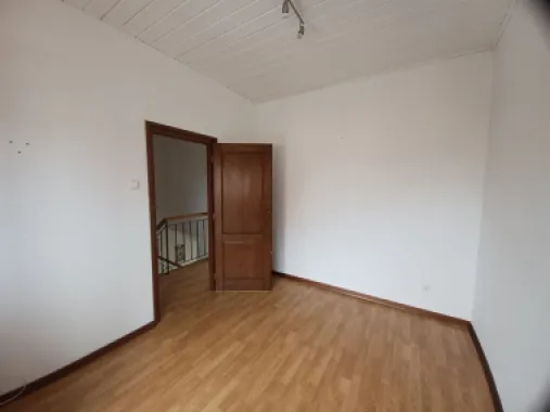 Casa insiruita, 2 dormitoare, garaj, Sanmartin. 120 000 E. Comision 0.