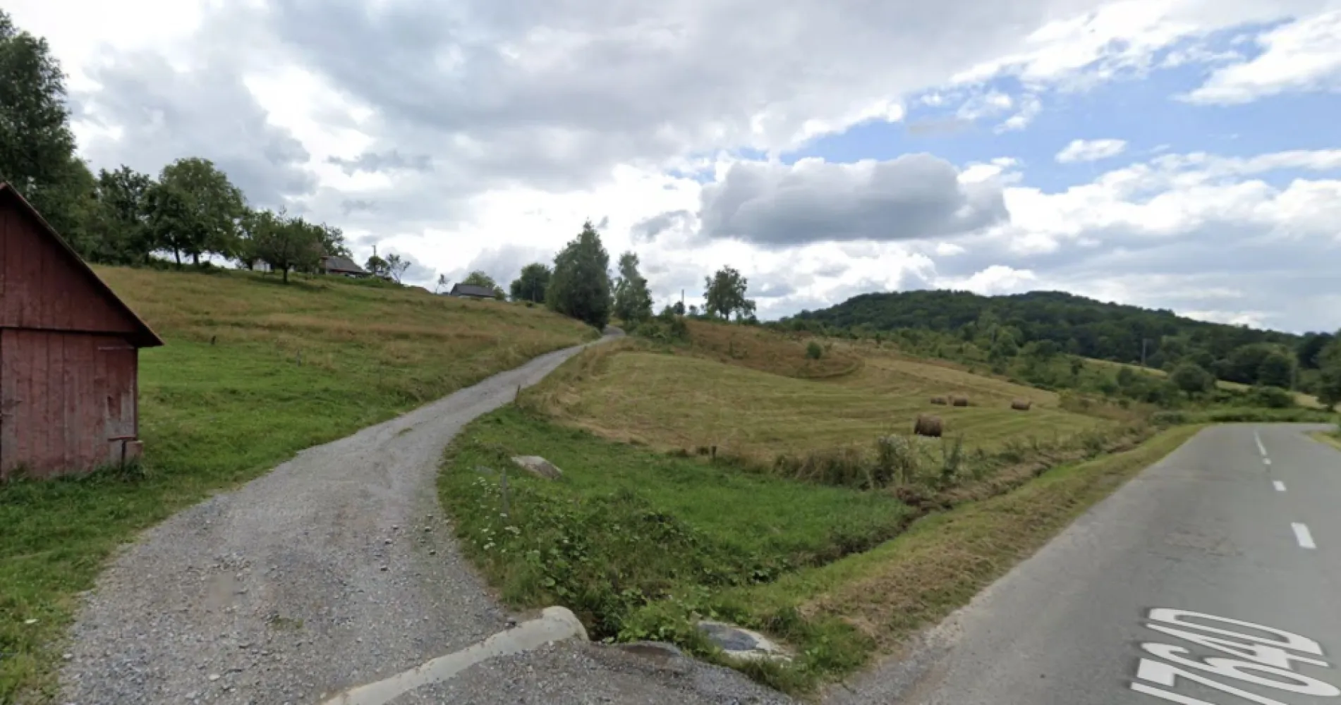 Teren intravilan Rosia, 12 000 mp, cu proiect aprobat. Comision 0. - De vânzare în exclusivitate: Teren intravilan, 12.000 mp, situat în Comuna Roșia, județul Bihor. Preț: 49.000 Euro (negociabil). Comision 0. Proprietatea este amplasată pe un teren în ușoară pantă, oferind o panoramă impresionantă. În preț este inclus și un proiect imobiliar deja dezvoltat (pensiune + case de vacanță), evaluat la aproximativ 8.000 de euro, iar casa de vacanță are deja autorizație de construcție. Terenul se află pe marginea drumului județean DJ764 D, între satele Damiș și Roșia, având un front stradal generos de 60 metri liniari. Utilități disponibile: •⁠ ⁠Curent electric •⁠ ⁠Apă curentă }}