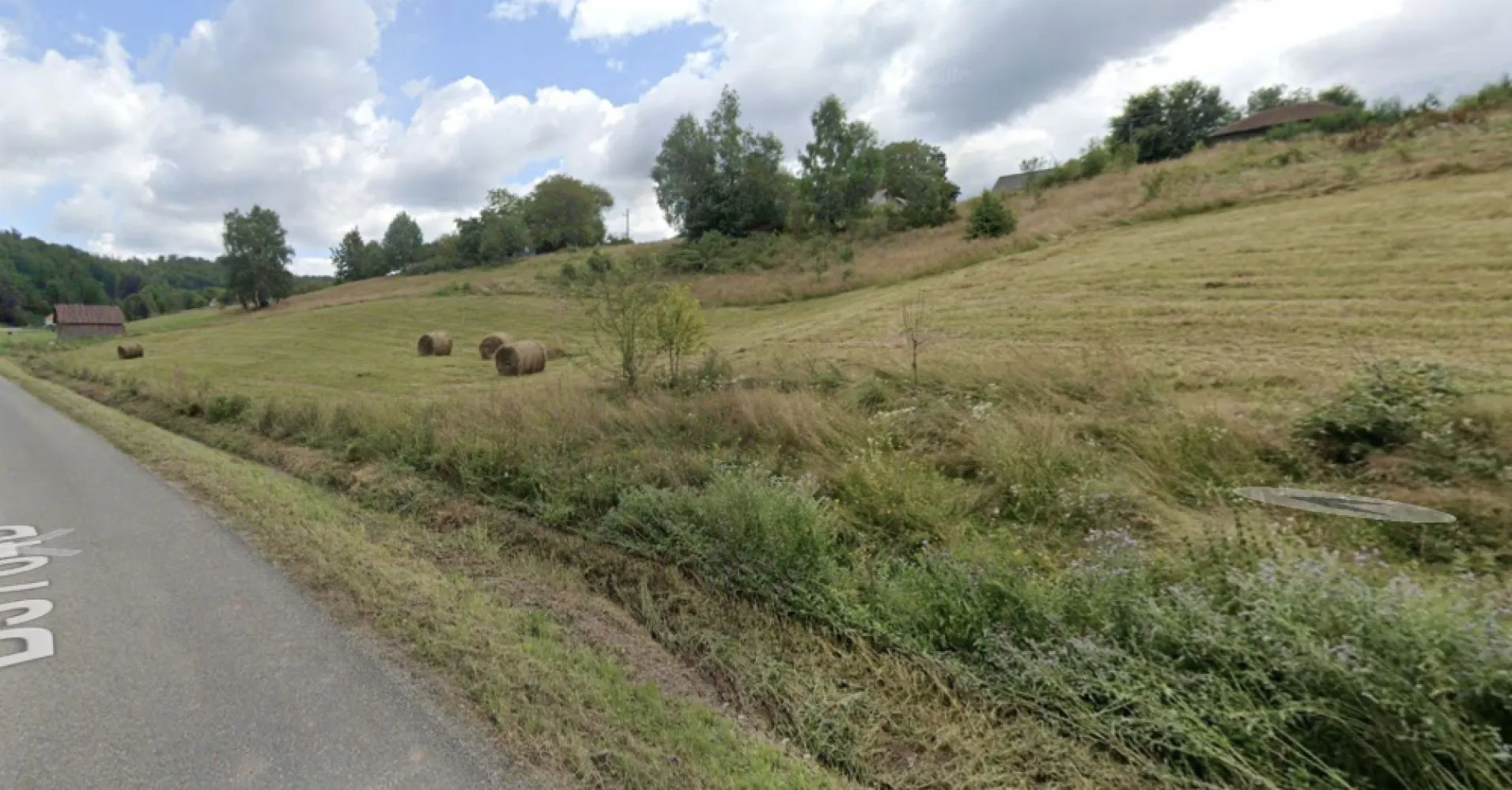 Teren intravilan Rosia, 12 000 mp, cu proiect aprobat. Comision 0. - De vânzare în exclusivitate: Teren intravilan, 12.000 mp, situat în Comuna Roșia, județul Bihor. Preț: 49.000 Euro (negociabil). Comision 0. Proprietatea este amplasată pe un teren în ușoară pantă, oferind o panoramă impresionantă. În preț este inclus și un proiect imobiliar deja dezvoltat (pensiune + case de vacanță), evaluat la aproximativ 8.000 de euro, iar casa de vacanță are deja autorizație de construcție. Terenul se află pe marginea drumului județean DJ764 D, între satele Damiș și Roșia, având un front stradal generos de 60 metri liniari. Utilități disponibile: •⁠ ⁠Curent electric •⁠ ⁠Apă curentă }}