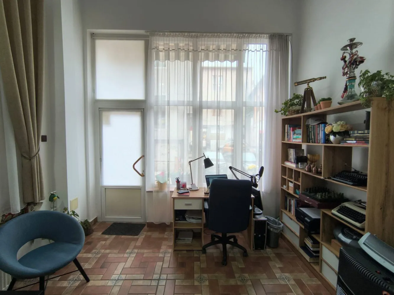 Spatiu comercial, ultracentral, Republicii, Oradea. 95 000 E. Com 0 - De vanzare: spatiu comercial, ultracentral, strada Republicii, Oradea, SC 45 mp, SU 36 mp. 95 000 E (negociabil) Comision 0. Proprietatea este pretabila pentru activitati de birou (avocatura, notariat, etc) sau ca spatiu comercial (salon infrumusetare, magazin, etc). Dispune de fatada/vitrina stradala generoasa. Suprafata utila este de 36 mp, fiind momentan compartimentata in 2 camere, bucatarie si baie. Inaltimea interioara este de 4,6 m, ceea ce creeaza oportunitatea dublarii spatiului interior printr-un proiect ulterior. Zona in care este situat spatiul este una comerciala, cu trafic pietonal moderat, fiind situat in proximitatea unor cabinete de avocatura si notariat. Spatiul dispune de toate utilitatile necesare. Confortul termic este asigurat de calorifere, prin sistemul centralizat de incalzire al orasului. Optional, se poate efectua conectarea la reteaua de gaz. Contact: 0751 254 234 Flavius Bunoiu }}