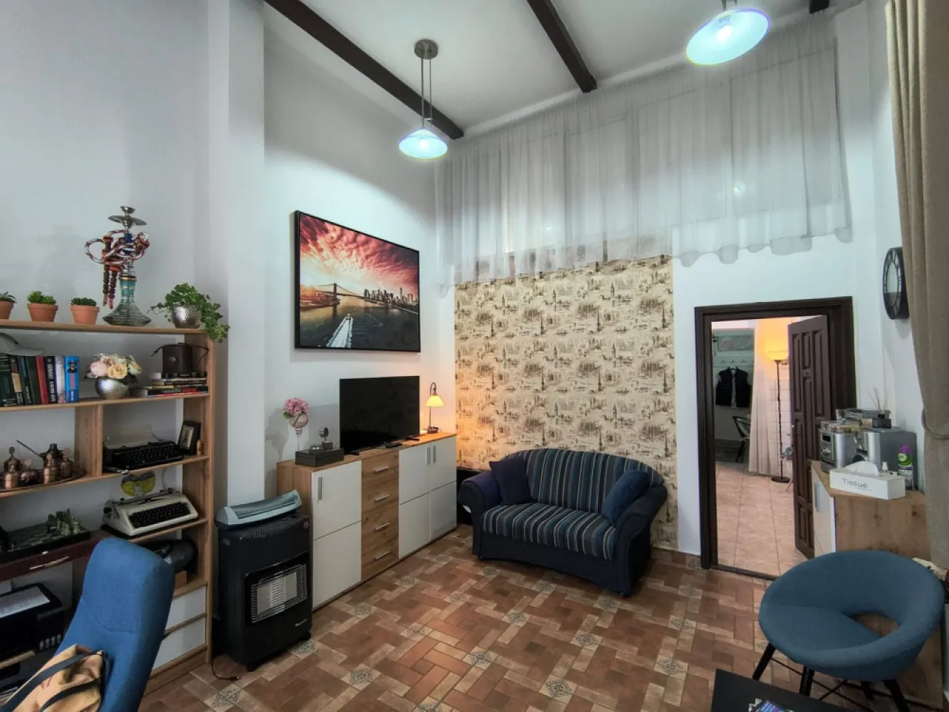 Spatiu comercial, ultracentral, Republicii, Oradea. 95 000 E. Com 0 - De vanzare: spatiu comercial, ultracentral, strada Republicii, Oradea, SC 45 mp, SU 36 mp. 95 000 E (negociabil) Comision 0. Proprietatea este pretabila pentru activitati de birou (avocatura, notariat, etc) sau ca spatiu comercial (salon infrumusetare, magazin, etc). Dispune de fatada/vitrina stradala generoasa. Suprafata utila este de 36 mp, fiind momentan compartimentata in 2 camere, bucatarie si baie. Inaltimea interioara este de 4,6 m, ceea ce creeaza oportunitatea dublarii spatiului interior printr-un proiect ulterior. Zona in care este situat spatiul este una comerciala, cu trafic pietonal moderat, fiind situat in proximitatea unor cabinete de avocatura si notariat. Spatiul dispune de toate utilitatile necesare. Confortul termic este asigurat de calorifere, prin sistemul centralizat de incalzire al orasului. Optional, se poate efectua conectarea la reteaua de gaz. Contact: 0751 254 234 Flavius Bunoiu }}