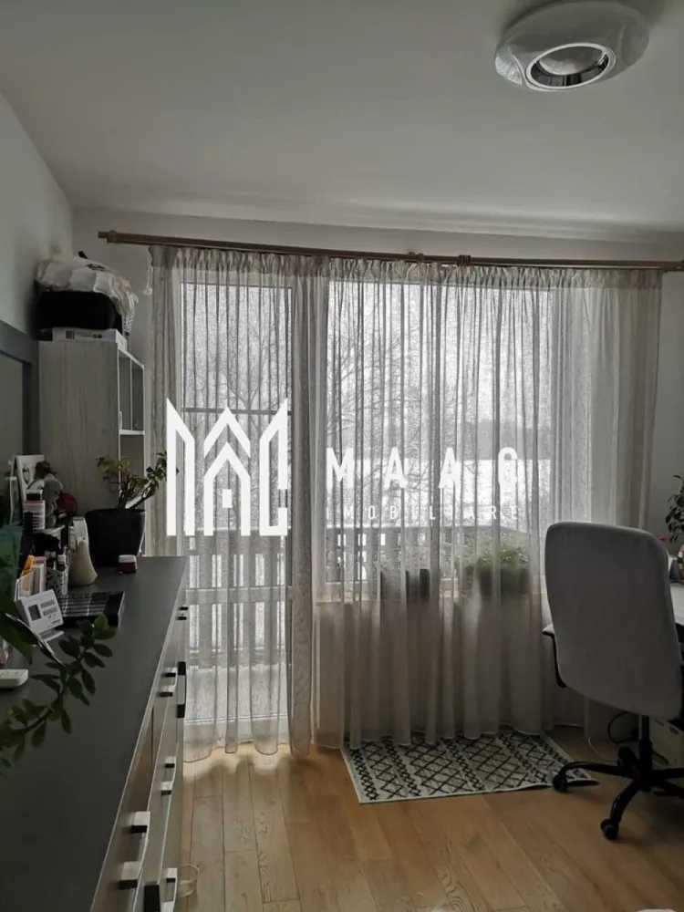 Casa 4 Camere I Duplex I Curte I Parcare I Arhitectilor - Se oferă spre vânzare o casă modernă, eficient compartimentată, ideală pentru o familie care își dorește confort, intimitate și un spațiu bine organizat. Suprafață și compartimentare: suprafață utilă: 80 mp regim de înălțime: Parter + Etaj Parter: living cu bucătărie open-space baie cu geam de aerisire debara casa scării Etaj: 3 dormitoare (2 cu acces la balcon și vedere panoramică spre munți) baie spațioasă cu cadă și geam mare dressing hol cu acces către toate încăperile Exterior: curte amenajată de 70 mp pavaj + zonă verde magazie din lemn (~15 mp), acoperită cu țiglă metalică spațiu ideal pentru relaxare și servirea mesei 2 locuri de parcare (în curte și lateralul casei) Finisaje și dotări premium: centrală termică proprie pe gaz încălzire în pardoseală cu termostate în fiecare cameră aer condiționat la etaj parchet dublu stratificat și gresie băi complet finisate cu faianță și obiecte sanitare instalații electrice complete (prize, întrerupătoare, corpuri iluminat) Bucătărie: mobilier realizat pe comandă din MDF vopsit electrocasnice încorporate: plită pe inducție cuptor electric mașină de spălat vase hotă Alte avantaje: posibilitate de predare complet mobilată compartimentare ideală pentru familie priveliște frumoasă și zonă liniștita Locuință modernă, pregătită pentru mutare Spațiu exterior ideal pentru relaxare Confort ridicat și eficiență energetică PEntru informati si vizionari: CP2994672 }}