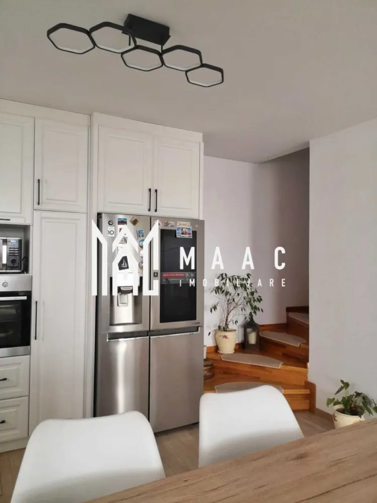 Casa 4 Camere I Duplex I Curte I Parcare I Arhitectilor - Se oferă spre vânzare o casă modernă, eficient compartimentată, ideală pentru o familie care își dorește confort, intimitate și un spațiu bine organizat. Suprafață și compartimentare: suprafață utilă: 80 mp regim de înălțime: Parter + Etaj Parter: living cu bucătărie open-space baie cu geam de aerisire debara casa scării Etaj: 3 dormitoare (2 cu acces la balcon și vedere panoramică spre munți) baie spațioasă cu cadă și geam mare dressing hol cu acces către toate încăperile Exterior: curte amenajată de 70 mp pavaj + zonă verde magazie din lemn (~15 mp), acoperită cu țiglă metalică spațiu ideal pentru relaxare și servirea mesei 2 locuri de parcare (în curte și lateralul casei) Finisaje și dotări premium: centrală termică proprie pe gaz încălzire în pardoseală cu termostate în fiecare cameră aer condiționat la etaj parchet dublu stratificat și gresie băi complet finisate cu faianță și obiecte sanitare instalații electrice complete (prize, întrerupătoare, corpuri iluminat) Bucătărie: mobilier realizat pe comandă din MDF vopsit electrocasnice încorporate: plită pe inducție cuptor electric mașină de spălat vase hotă Alte avantaje: posibilitate de predare complet mobilată compartimentare ideală pentru familie priveliște frumoasă și zonă liniștita Locuință modernă, pregătită pentru mutare Spațiu exterior ideal pentru relaxare Confort ridicat și eficiență energetică PEntru informati si vizionari: CP2994672 }}