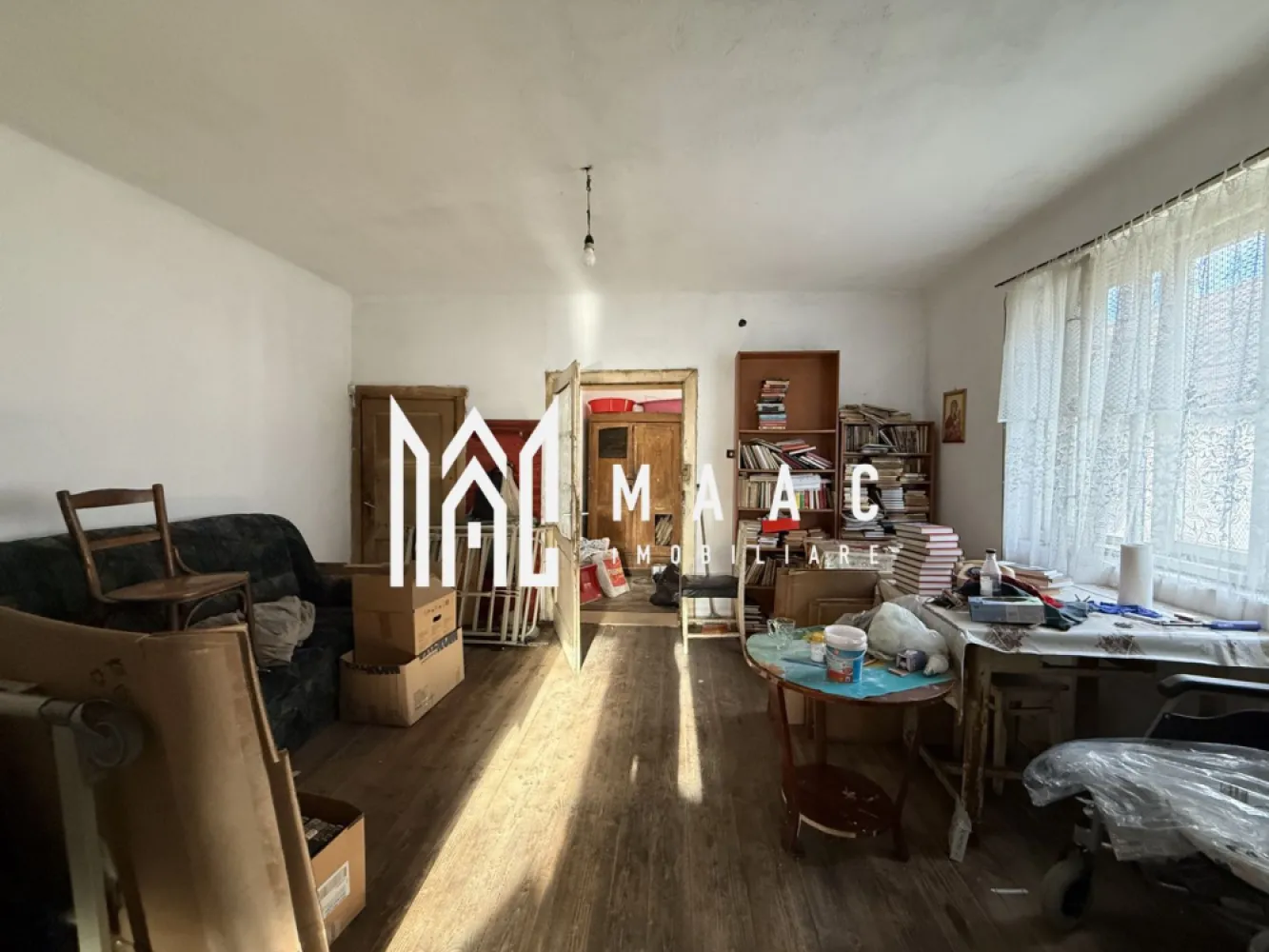 Casa tip Duplex | 2 camere | 48 MPU | Trei Stejari - 1. Localizare și context MAAC Imobiliare va prezinta o proprietate situată în zona Trei Stejari aproape de Promenada Mall și toate facilitățile urbane. Stare imobil: Imobilul necesită renovare totală, oferind oportunitatea de reconfigurare completă în funcție de preferințele viitorului proprietar. Compartimentarea actuală permite modificări. Compartimentare existenta: Două camere nedecomandate Hol de intrare Cămară pentru depozitare Pivniță cu spațiu suplimentar de depozitare. Suprafețe interioare: Cameră principală cu suprafață de 20.70 mp. A doua camerăde 18.60 mp Antreu cu suprafața de 6 mp. Cămară cu suprafața de 2.55 mp. Teren și împărțire: Suprafața totală a proprietății este de 466 mp, din care revine o cotă de jumătate. Avantaje ale zonei: Proximitate imediată față de Promenada Mall, acces rapid la transport public, școli, servicii și alte zone centrale. Pentru mai multe detalii precizati telefonic ca ati vazut anuntul cu ID: CP2822152 }}