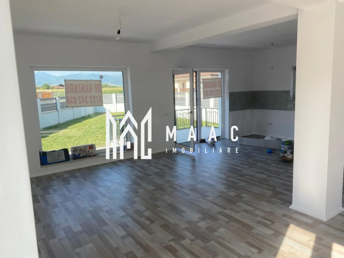 Casa Individuala | 120MPU | Cristian | Curte 420MPU - MAAC Imobiliare vă propune spre vânzare o casă individuală situată în localitatea Cristian, o proprietate modernă care se predă la stadiul „la cheie”, atât la interior, cât și la exterior, fiind pregătită pentru mutare imediată. În prezent, imobilul este complet finisat, cu băile amenajate, parchet montat și uși interioare instalate. Imobilul este construit cu atenție la detalii și beneficiază de materiale de calitate, fiind izolat cu vată bazaltică de 10 cm și finisat la exterior cu vopsea decorativă albă. Tâmplăria este realizată din termopan Salamander cu 7 camere și geam tripan, asigurând un nivel ridicat de izolare termică și fonică. Proprietatea este racordată la toate utilitățile necesare unei locuințe moderne: apă canalizare gaze naturale cablu TV internet Curtea este complet amenajată și împrejmuită cu gard din zidărie și elemente orizontale din aluminiu antracit, oferind intimitate și un aspect modern. Spațiul exterior este pavat cu dale de la ELIS, iar zona verde este amenajată cu gazon și sistem automat de irigare. Caracteristicile imobilului sunt următoarele: amprentă la sol: 72 mp terasă: 22 mp suprafață construită: 144 mp suprafață utilă: 118 mp suprafață teren: 420 mp Această proprietate reprezintă o opțiune potrivită pentru cei care își doresc o casă nouă într-o zonă liniștită, aproape de Sibiu, cu spațiu exterior generos și dotări moderne. Pentru mai multe detalii, vă rugăm să menționați telefonic că ați văzut anunțul cu CP1972296. }}