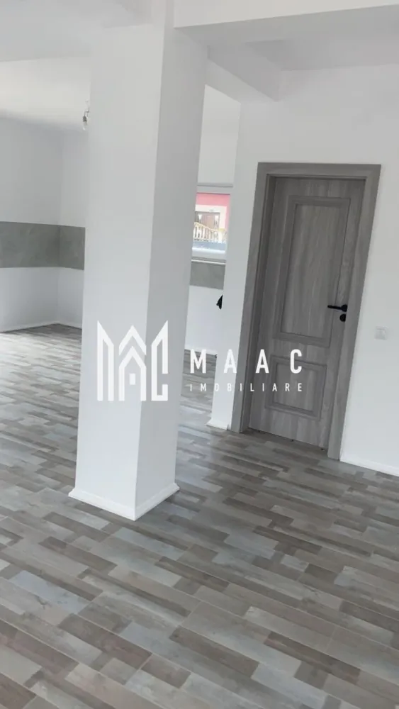 Casa Individuala | 120MPU | Cristian | Curte 420MPU - MAAC Imobiliare vă propune spre vânzare o casă individuală situată în localitatea Cristian, o proprietate modernă care se predă la stadiul „la cheie”, atât la interior, cât și la exterior, fiind pregătită pentru mutare imediată. În prezent, imobilul este complet finisat, cu băile amenajate, parchet montat și uși interioare instalate. Imobilul este construit cu atenție la detalii și beneficiază de materiale de calitate, fiind izolat cu vată bazaltică de 10 cm și finisat la exterior cu vopsea decorativă albă. Tâmplăria este realizată din termopan Salamander cu 7 camere și geam tripan, asigurând un nivel ridicat de izolare termică și fonică. Proprietatea este racordată la toate utilitățile necesare unei locuințe moderne: apă canalizare gaze naturale cablu TV internet Curtea este complet amenajată și împrejmuită cu gard din zidărie și elemente orizontale din aluminiu antracit, oferind intimitate și un aspect modern. Spațiul exterior este pavat cu dale de la ELIS, iar zona verde este amenajată cu gazon și sistem automat de irigare. Caracteristicile imobilului sunt următoarele: amprentă la sol: 72 mp terasă: 22 mp suprafață construită: 144 mp suprafață utilă: 118 mp suprafață teren: 420 mp Această proprietate reprezintă o opțiune potrivită pentru cei care își doresc o casă nouă într-o zonă liniștită, aproape de Sibiu, cu spațiu exterior generos și dotări moderne. Pentru mai multe detalii, vă rugăm să menționați telefonic că ați văzut anunțul cu CP1972296. }}