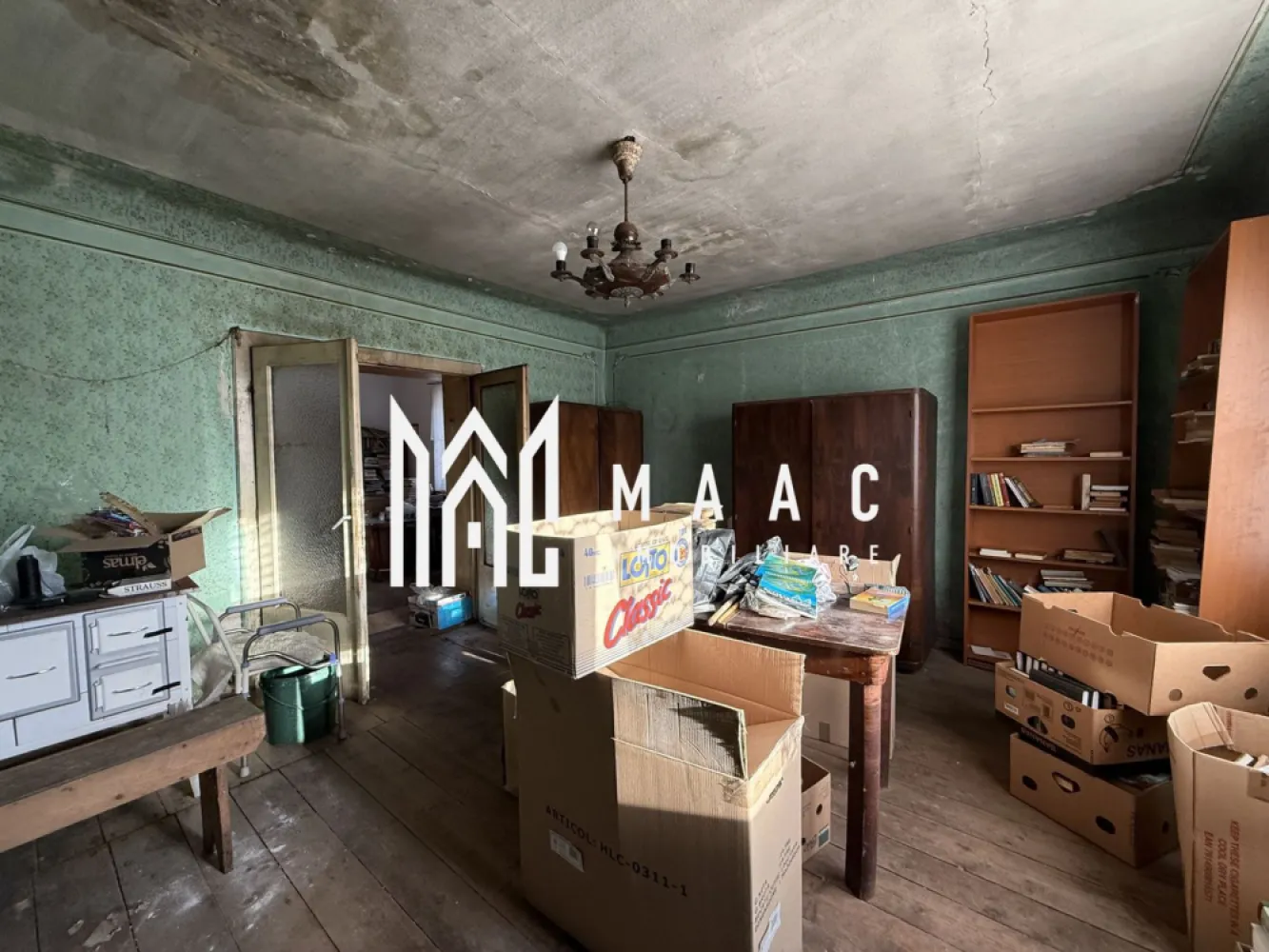 Casa tip Duplex | 2 camere | 48 MPU | Trei Stejari - 1. Localizare și context MAAC Imobiliare va prezinta o proprietate situată în zona Trei Stejari aproape de Promenada Mall și toate facilitățile urbane. Stare imobil: Imobilul necesită renovare totală, oferind oportunitatea de reconfigurare completă în funcție de preferințele viitorului proprietar. Compartimentarea actuală permite modificări. Compartimentare existenta: Două camere nedecomandate Hol de intrare Cămară pentru depozitare Pivniță cu spațiu suplimentar de depozitare. Suprafețe interioare: Cameră principală cu suprafață de 20.70 mp. A doua camerăde 18.60 mp Antreu cu suprafața de 6 mp. Cămară cu suprafața de 2.55 mp. Teren și împărțire: Suprafața totală a proprietății este de 466 mp, din care revine o cotă de jumătate. Avantaje ale zonei: Proximitate imediată față de Promenada Mall, acces rapid la transport public, școli, servicii și alte zone centrale. Pentru mai multe detalii precizati telefonic ca ati vazut anuntul cu ID: CP2822152 }}