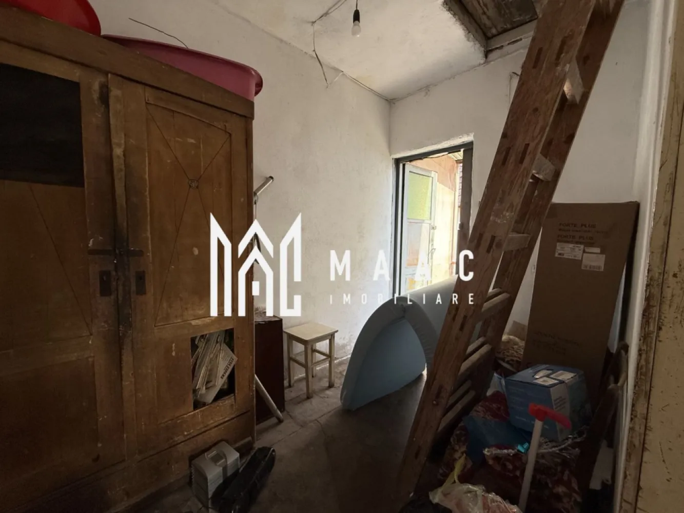 Casa tip Duplex | 2 camere | 48 MPU | Trei Stejari - 1. Localizare și context MAAC Imobiliare va prezinta o proprietate situată în zona Trei Stejari aproape de Promenada Mall și toate facilitățile urbane. Stare imobil: Imobilul necesită renovare totală, oferind oportunitatea de reconfigurare completă în funcție de preferințele viitorului proprietar. Compartimentarea actuală permite modificări. Compartimentare existenta: Două camere nedecomandate Hol de intrare Cămară pentru depozitare Pivniță cu spațiu suplimentar de depozitare. Suprafețe interioare: Cameră principală cu suprafață de 20.70 mp. A doua camerăde 18.60 mp Antreu cu suprafața de 6 mp. Cămară cu suprafața de 2.55 mp. Teren și împărțire: Suprafața totală a proprietății este de 466 mp, din care revine o cotă de jumătate. Avantaje ale zonei: Proximitate imediată față de Promenada Mall, acces rapid la transport public, școli, servicii și alte zone centrale. Pentru mai multe detalii precizati telefonic ca ati vazut anuntul cu ID: CP2822152 }}