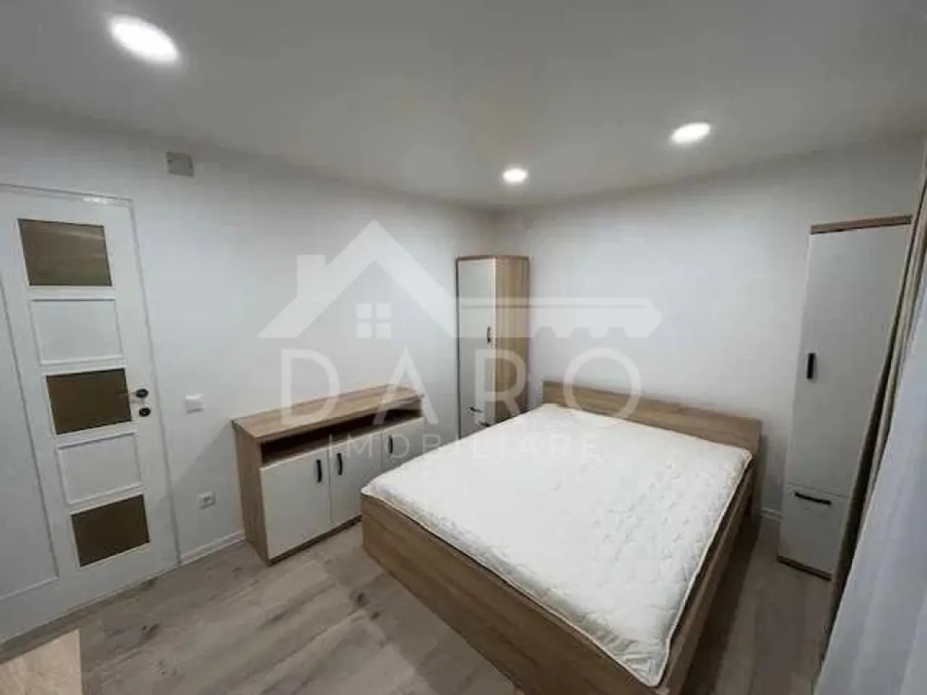 🌿 Închiriere apartament nou renovat, 2 dormitoare, aproape de UMF - 🏡 Închiriez apartament complet renovat – 2 dormitoare decomandate, zona Busuiocului, Târgu Mureș 📍 Strada Busuiocului nr. 2, într-un cartier tip parc, liniștit, cu multă verdeață, la doar 15-20 minute de mers pe jos de UMF și Căminele Studențești Cornisa. ✨ Detalii apartament: • 2 dormitoare, ambele cu paturi duble și birouri • Bucătărie spațioasă, baie și balcon foarte mare • Renovat recent, totul nou • Centrala termică proprie, geamuri termopan, TV, aragaz, frigider, cuptor microunde, mașină de spălat, aspirator etc. • Posibilitate de adaptare a mobilierului în funcție de cerințele chiriașului 🔑 Disponibil imediat, se poate viziona oricând. 💰 Preț chirie: 450 € / lună 📞 Telefon: 0749 535 729 🏠 DARO Imobiliare – confort, liniște și proximitate în Târgu Mureș REFA PROMOVAREA }}