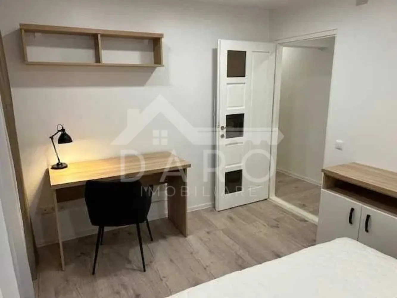 🌿 Închiriere apartament nou renovat, 2 dormitoare, aproape de UMF - 🏡 Închiriez apartament complet renovat – 2 dormitoare decomandate, zona Busuiocului, Târgu Mureș 📍 Strada Busuiocului nr. 2, într-un cartier tip parc, liniștit, cu multă verdeață, la doar 15-20 minute de mers pe jos de UMF și Căminele Studențești Cornisa. ✨ Detalii apartament: • 2 dormitoare, ambele cu paturi duble și birouri • Bucătărie spațioasă, baie și balcon foarte mare • Renovat recent, totul nou • Centrala termică proprie, geamuri termopan, TV, aragaz, frigider, cuptor microunde, mașină de spălat, aspirator etc. • Posibilitate de adaptare a mobilierului în funcție de cerințele chiriașului 🔑 Disponibil imediat, se poate viziona oricând. 💰 Preț chirie: 450 € / lună 📞 Telefon: 0749 535 729 🏠 DARO Imobiliare – confort, liniște și proximitate în Târgu Mureș REFA PROMOVAREA }}