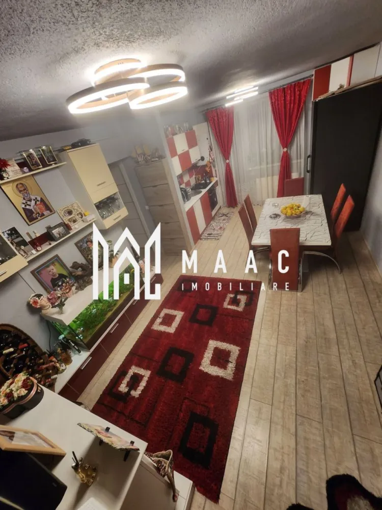 Apartament 3 Camere I Decomandat I Etaj 1 I Magnolia - Se oferă spre vânzare apartament modern, situat într-un imobil construit în anul 2015, amplasat într-un cartier nou, apreciat pentru liniște și accesibilitate, potrivit atât pentru locuință personală, cât și pentru investiție. Detalii proprietate: Suprafață utilă: 49 mp + balcon Compartimentare: living cu bucătărie open-space, dormitor, baie, hol, balcon Etaj: 1 din 3 Se vinde complet mobilat și utilat, conform fotografiilor 1 loc de parcare inclus în preț Apartamentul este luminos, eficient compartimentat și oferă un ambient modern și confortabil. Zona de zi cu bucătărie open-space creează un spațiu aerisit, iar balconul reprezintă un plus pentru relaxare. Localizare și beneficii: Cartier nou, liniștit Magazine și facilități în apropiere Stație de autobuz la distanță mică Acces rapid către centrul orașului (aprox. 10 minute cu mașina) Proprietatea reprezintă o oportunitate bună atât pentru locuit, cât și pentru investiție (închiriere). Pentru informati si vizionari: ID: CP2923891 }}