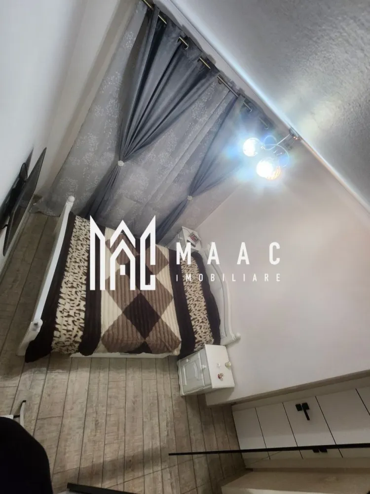 Apartament 3 Camere I Decomandat I Etaj 1 I Magnolia - Se oferă spre vânzare apartament modern, situat într-un imobil construit în anul 2015, amplasat într-un cartier nou, apreciat pentru liniște și accesibilitate, potrivit atât pentru locuință personală, cât și pentru investiție. Detalii proprietate: Suprafață utilă: 49 mp + balcon Compartimentare: living cu bucătărie open-space, dormitor, baie, hol, balcon Etaj: 1 din 3 Se vinde complet mobilat și utilat, conform fotografiilor 1 loc de parcare inclus în preț Apartamentul este luminos, eficient compartimentat și oferă un ambient modern și confortabil. Zona de zi cu bucătărie open-space creează un spațiu aerisit, iar balconul reprezintă un plus pentru relaxare. Localizare și beneficii: Cartier nou, liniștit Magazine și facilități în apropiere Stație de autobuz la distanță mică Acces rapid către centrul orașului (aprox. 10 minute cu mașina) Proprietatea reprezintă o oportunitate bună atât pentru locuit, cât și pentru investiție (închiriere). Pentru informati si vizionari: ID: CP2923891 }}