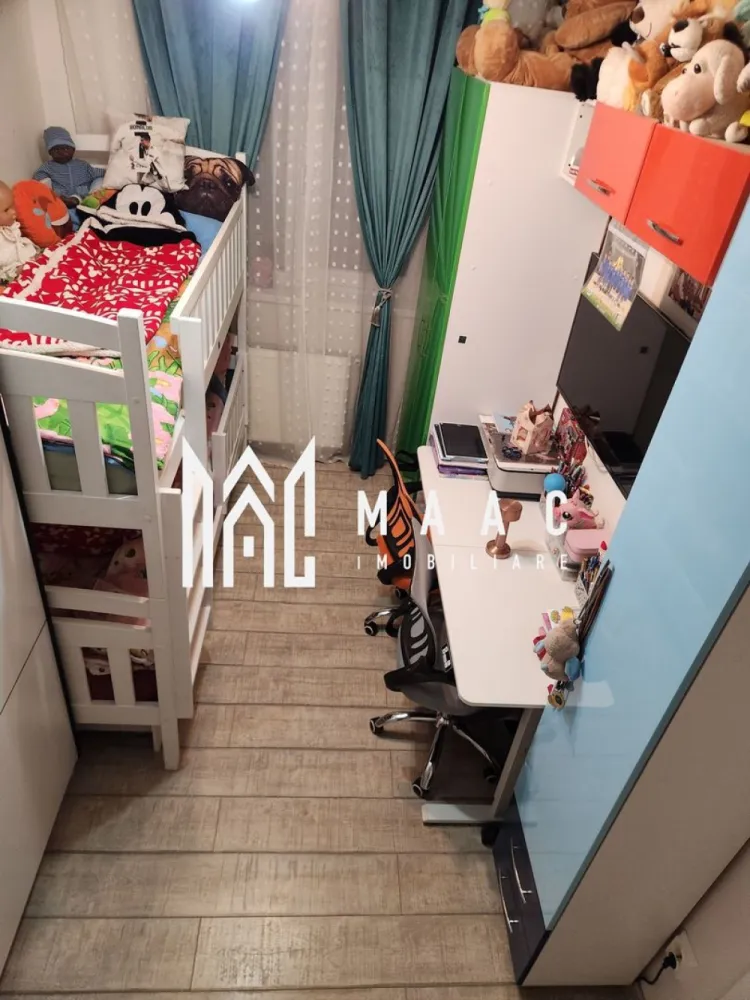 Apartament 3 Camere I Decomandat I Etaj 1 I Magnolia - Se oferă spre vânzare apartament modern, situat într-un imobil construit în anul 2015, amplasat într-un cartier nou, apreciat pentru liniște și accesibilitate, potrivit atât pentru locuință personală, cât și pentru investiție. Detalii proprietate: Suprafață utilă: 49 mp + balcon Compartimentare: living cu bucătărie open-space, dormitor, baie, hol, balcon Etaj: 1 din 3 Se vinde complet mobilat și utilat, conform fotografiilor 1 loc de parcare inclus în preț Apartamentul este luminos, eficient compartimentat și oferă un ambient modern și confortabil. Zona de zi cu bucătărie open-space creează un spațiu aerisit, iar balconul reprezintă un plus pentru relaxare. Localizare și beneficii: Cartier nou, liniștit Magazine și facilități în apropiere Stație de autobuz la distanță mică Acces rapid către centrul orașului (aprox. 10 minute cu mașina) Proprietatea reprezintă o oportunitate bună atât pentru locuit, cât și pentru investiție (închiriere). Pentru informati si vizionari: ID: CP2923891 }}