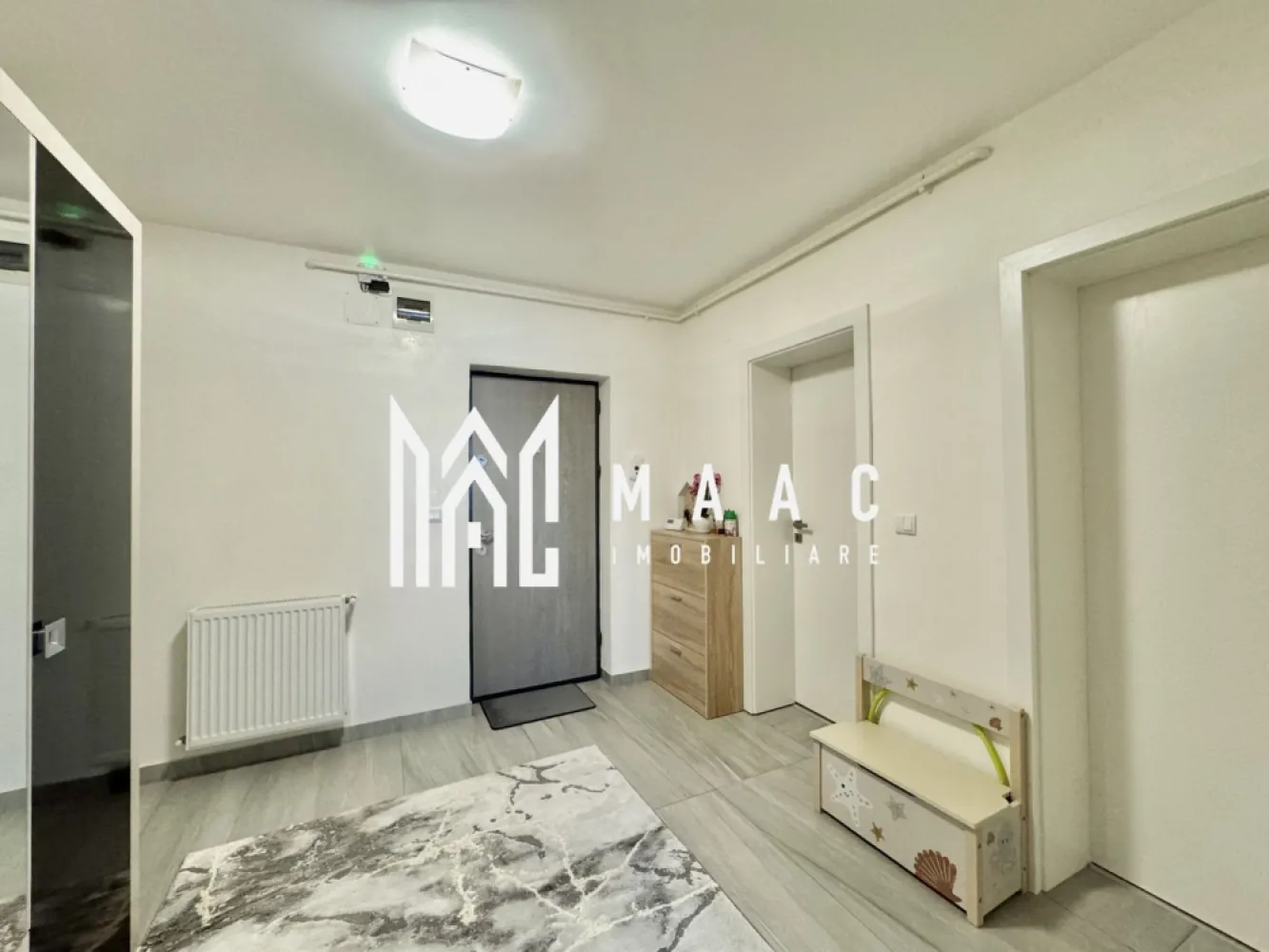 Apartament 2 Camere I Parter I Parcare I Selimbar - MAAC Imobiliare vă propune spre vânzare un apartament situat în Șelimbăr, zona Brana, o locație apreciată pentru liniște și acces facil către oraș. Locuința este amplasată la parter înalt al unui imobil bine întreținut, oferind un plus de confort și intimitate. Apartamentul are o suprafață utilă de 52 mp, la care se adaugă un balcon de 3 mp, închis, ideal pentru spațiu de depozitare sau zonă de relaxare. Compartimentarea este practică și bine gândită: - 2 dormitoare luminoase - bucătărie închisă, perfectă pentru gătit fără a afecta restul locuinței - baie dotată cu cadă - hol de acces - balcon închis Proprietatea este potrivită atât pentru locuit, cât și pentru investiție, datorită poziționării într-o zonă în plină dezvoltare, cu acces rapid către Sibiu și principalele puncte de interes. Pentru mai multe detalii sau pentru a programa o vizionare va rugam sa specificati ID: CP2994974 . }}