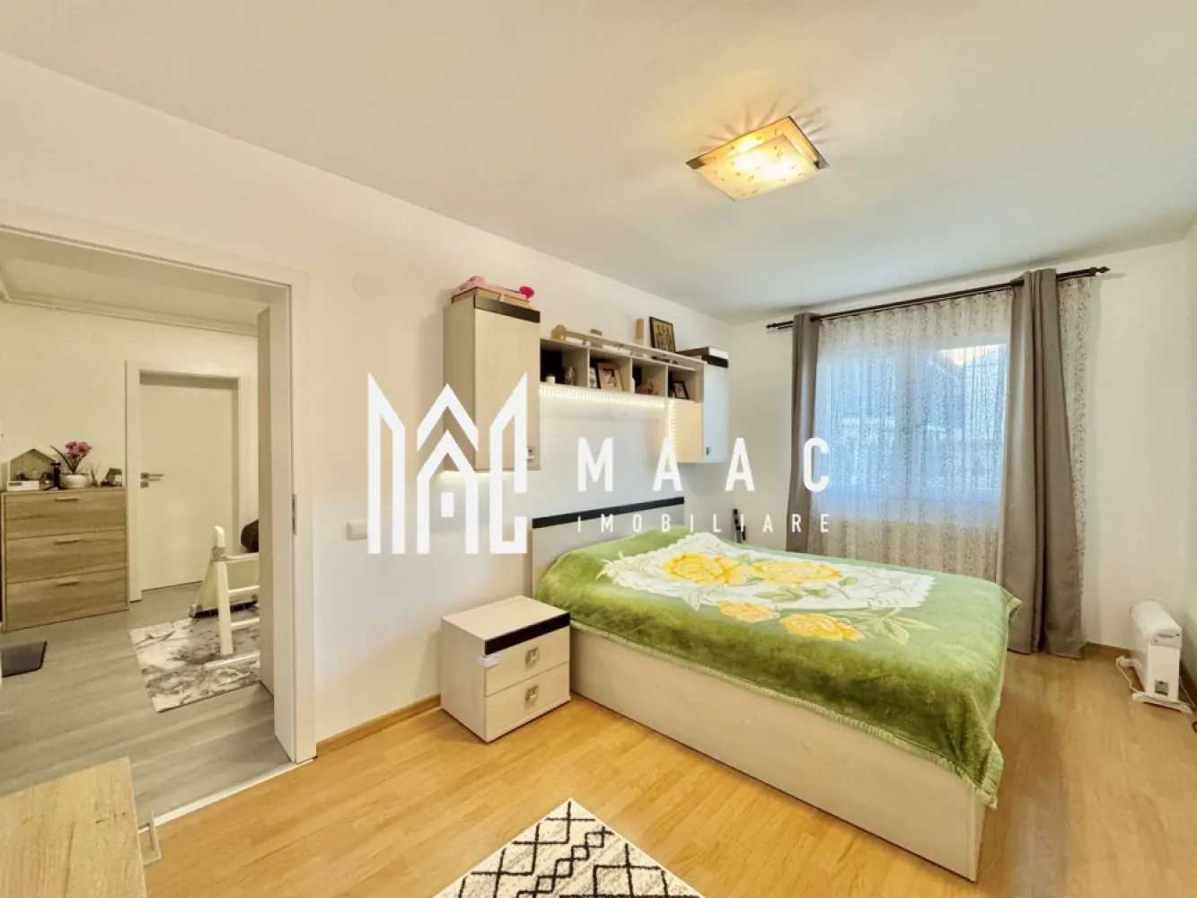 Apartament 2 Camere I Parter I Parcare I Selimbar - MAAC Imobiliare vă propune spre vânzare un apartament situat în Șelimbăr, zona Brana, o locație apreciată pentru liniște și acces facil către oraș. Locuința este amplasată la parter înalt al unui imobil bine întreținut, oferind un plus de confort și intimitate. Apartamentul are o suprafață utilă de 52 mp, la care se adaugă un balcon de 3 mp, închis, ideal pentru spațiu de depozitare sau zonă de relaxare. Compartimentarea este practică și bine gândită: - 2 dormitoare luminoase - bucătărie închisă, perfectă pentru gătit fără a afecta restul locuinței - baie dotată cu cadă - hol de acces - balcon închis Proprietatea este potrivită atât pentru locuit, cât și pentru investiție, datorită poziționării într-o zonă în plină dezvoltare, cu acces rapid către Sibiu și principalele puncte de interes. Pentru mai multe detalii sau pentru a programa o vizionare va rugam sa specificati ID: CP2994974 . }}