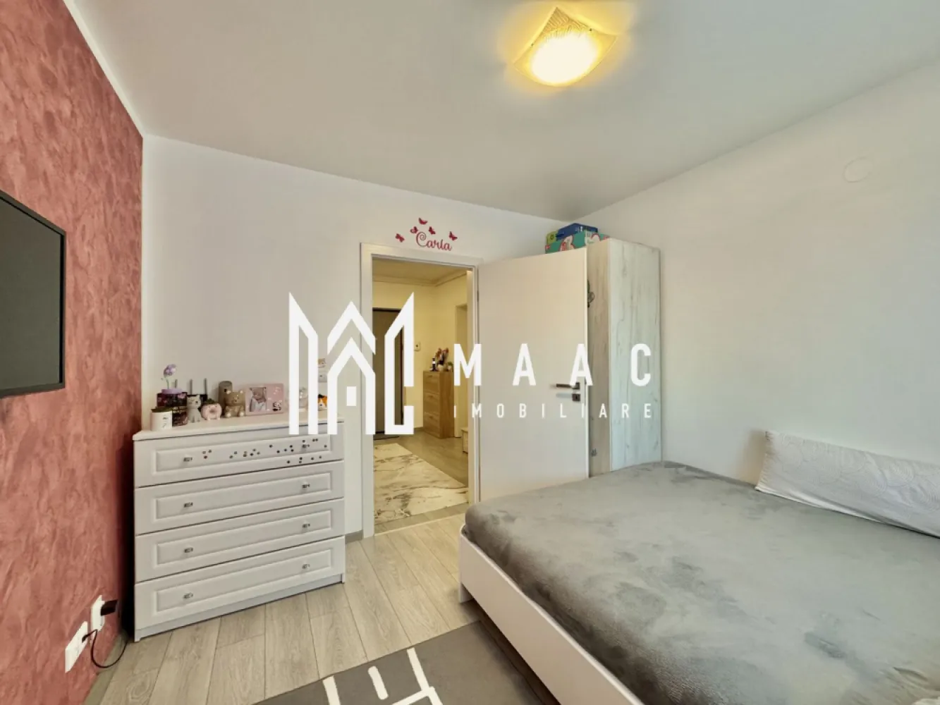 Apartament 2 Camere I Parter I Parcare I Selimbar - MAAC Imobiliare vă propune spre vânzare un apartament situat în Șelimbăr, zona Brana, o locație apreciată pentru liniște și acces facil către oraș. Locuința este amplasată la parter înalt al unui imobil bine întreținut, oferind un plus de confort și intimitate. Apartamentul are o suprafață utilă de 52 mp, la care se adaugă un balcon de 3 mp, închis, ideal pentru spațiu de depozitare sau zonă de relaxare. Compartimentarea este practică și bine gândită: - 2 dormitoare luminoase - bucătărie închisă, perfectă pentru gătit fără a afecta restul locuinței - baie dotată cu cadă - hol de acces - balcon închis Proprietatea este potrivită atât pentru locuit, cât și pentru investiție, datorită poziționării într-o zonă în plină dezvoltare, cu acces rapid către Sibiu și principalele puncte de interes. Pentru mai multe detalii sau pentru a programa o vizionare va rugam sa specificati ID: CP2994974 . }}