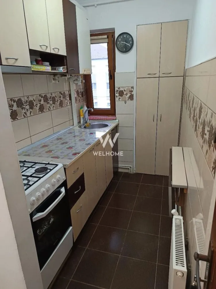 Apartament 2 camere de vanzare, zona Cedonia - Se vinde apartament 2 camere, suprafata 37mp. Compartimentare: -bucătărie, -hol, -debara, -baie. Acesta se află într-o zonă foarte buna din Sibiu(Cedonia)cu grădinița, creșă peste drum de scara blocului ,2 scoli la 2 minute,magazine și stații de autobuz în apropiere. Apartamentul beneficiaza de îmbunătățiri: -Izolație exterioara, -geamuri termopan, -instalație electrică noua, -instalații sanitare,coloana de apa schimbata. Se vinde mobilat și utilat. Detalii si vizionari: 0743030351 }}