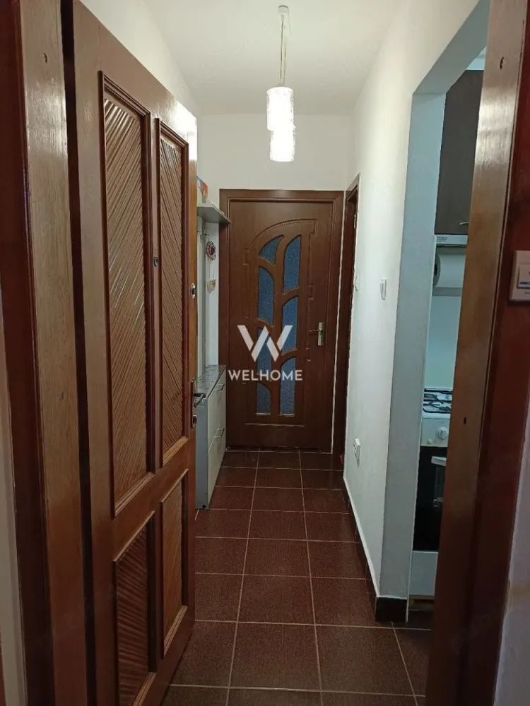 Apartament 2 camere de vanzare, zona Cedonia - Se vinde apartament 2 camere, suprafata 37mp. Compartimentare: -bucătărie, -hol, -debara, -baie. Acesta se află într-o zonă foarte buna din Sibiu(Cedonia)cu grădinița, creșă peste drum de scara blocului ,2 scoli la 2 minute,magazine și stații de autobuz în apropiere. Apartamentul beneficiaza de îmbunătățiri: -Izolație exterioara, -geamuri termopan, -instalație electrică noua, -instalații sanitare,coloana de apa schimbata. Se vinde mobilat și utilat. Detalii si vizionari: 0743030351 }}