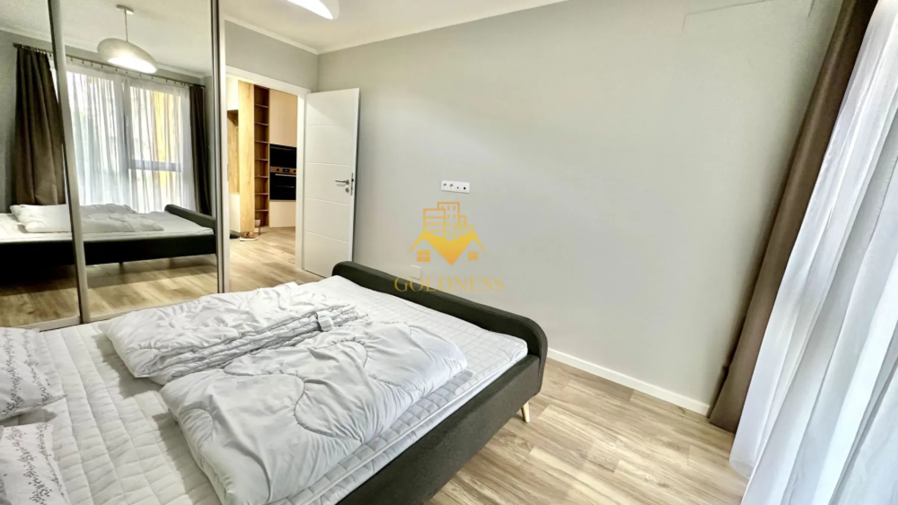 2 camere, Marasti, The Nest, The Office, 21 Dec, Prima inchiriere - GOLDNESS Imobiliare vă propune spre închiriere un apartament cu 2 camere complet mobilat și utilat, la etajul 1 într-un imobil de 6 etaje, în Cartierul Marasti zona The Office.
Dispune de loc de parcare subteran!
Se află în apropierea stațiilor de transport în comun, magazine, restaurante, spații verzi, farmacii, etc. 

Apartamentul este compartimentat astfel:
 - dormitor cu pat matrimonial, dressing, noptiere
 - living cu canapea extensibilă 
 - bucătărie open space complet utilată și mobilată, loc de servit masa 
 - baie cu dus walkin, calorifer port prosop și dulap pentru depozitare.
 - terasa de 8 mp.

Imobilul este dotat cu toate cele necesare- centrală proprie cu încălzire prin pardoseala, frigider, aragaz, hotă, mașină de spălat haine și vase, AC etc. 

Dacă sunteți interesați de acest apartament și doriți să îl vizionați, dar și pentru alte oferte nu ezitați să ne contactați telefonic sau prin e-mail. Vă stăm la dispoziție!
Pentru intermediere se percepe un comision de 50% din prețul chiriei!
