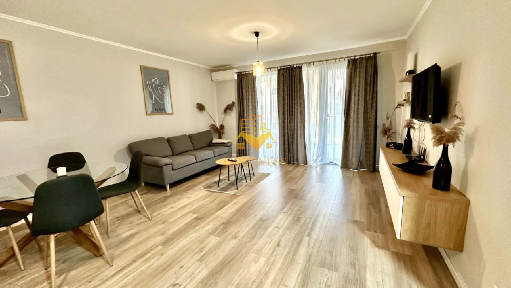 2 camere, Marasti, The Nest, The Office, 21 Dec, Prima inchiriere - GOLDNESS Imobiliare vă propune spre închiriere un apartament cu 2 camere complet mobilat și utilat, la etajul 1 într-un imobil de 6 etaje, în Cartierul Marasti zona The Office.
Dispune de loc de parcare subteran!
Se află în apropierea stațiilor de transport în comun, magazine, restaurante, spații verzi, farmacii, etc. 

Apartamentul este compartimentat astfel:
 - dormitor cu pat matrimonial, dressing, noptiere
 - living cu canapea extensibilă 
 - bucătărie open space complet utilată și mobilată, loc de servit masa 
 - baie cu dus walkin, calorifer port prosop și dulap pentru depozitare.
 - terasa de 8 mp.

Imobilul este dotat cu toate cele necesare- centrală proprie cu încălzire prin pardoseala, frigider, aragaz, hotă, mașină de spălat haine și vase, AC etc. 

Dacă sunteți interesați de acest apartament și doriți să îl vizionați, dar și pentru alte oferte nu ezitați să ne contactați telefonic sau prin e-mail. Vă stăm la dispoziție!
Pentru intermediere se percepe un comision de 50% din prețul chiriei!