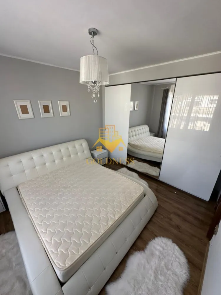3 camere, Zona Zorilor, Eugen Ionesco, Observatorului, Frunzișului - GOLDNESS Imobiliare vă propune spre închiriere un apartament cu 3 camere complet mobilat și utilat, la etajul 2 într-un imobil de 2 etaje, în Cartierul Zorilor. Dispune de 2 locuri de parcare (garaj+exterior) Se află în apropierea stațiilor de transport în comun, magazine, restaurante, spații verzi, farmacii, etc. Apartamentul este compartimentat astfel: - dormitor cu pat matrimonial, dressing, noptiere - living cu bucatarie open space complet utilată și mobilată, canapea extensibilă, loc de servit masa - 2 bai, una cu dus walkin, calorifer port prosop și dulap pentru depozitare. - balcon 4mp. Imobilul este dotat cu toate cele necesare- centrală proprie, frigider, aragaz, hotă, mașină de spălat haine, mașina de spălat vase, etc. Dacă sunteți interesați de acest apartament și doriți să îl vizionați, dar și pentru alte oferte nu ezitați să ne contactați telefonic sau prin e-mail. Vă stăm la dispoziție! Pentru intermediere se percepe un comision de 50% din prețul chiriei! }}