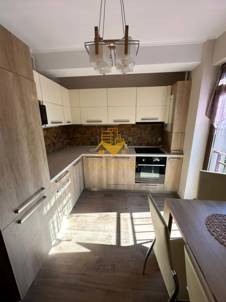 3 camere, Zona Zorilor, Eugen Ionesco, Observatorului, Frunzișului - GOLDNESS Imobiliare vă propune spre închiriere un apartament cu 3 camere complet mobilat și utilat, la etajul 2 într-un imobil de 2 etaje, în Cartierul Zorilor. Dispune de 2 locuri de parcare (garaj+exterior) Se află în apropierea stațiilor de transport în comun, magazine, restaurante, spații verzi, farmacii, etc. Apartamentul este compartimentat astfel: - dormitor cu pat matrimonial, dressing, noptiere - living cu bucatarie open space complet utilată și mobilată, canapea extensibilă, loc de servit masa - 2 bai, una cu dus walkin, calorifer port prosop și dulap pentru depozitare. - balcon 4mp. Imobilul este dotat cu toate cele necesare- centrală proprie, frigider, aragaz, hotă, mașină de spălat haine, mașina de spălat vase, etc. Dacă sunteți interesați de acest apartament și doriți să îl vizionați, dar și pentru alte oferte nu ezitați să ne contactați telefonic sau prin e-mail. Vă stăm la dispoziție! Pentru intermediere se percepe un comision de 50% din prețul chiriei! }}