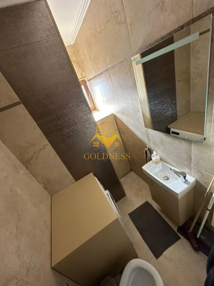 3 camere, Zona Zorilor, Eugen Ionesco, Observatorului, Frunzișului - GOLDNESS Imobiliare vă propune spre închiriere un apartament cu 3 camere complet mobilat și utilat, la etajul 2 într-un imobil de 2 etaje, în Cartierul Zorilor. Dispune de 2 locuri de parcare (garaj+exterior) Se află în apropierea stațiilor de transport în comun, magazine, restaurante, spații verzi, farmacii, etc. Apartamentul este compartimentat astfel: - dormitor cu pat matrimonial, dressing, noptiere - living cu bucatarie open space complet utilată și mobilată, canapea extensibilă, loc de servit masa - 2 bai, una cu dus walkin, calorifer port prosop și dulap pentru depozitare. - balcon 4mp. Imobilul este dotat cu toate cele necesare- centrală proprie, frigider, aragaz, hotă, mașină de spălat haine, mașina de spălat vase, etc. Dacă sunteți interesați de acest apartament și doriți să îl vizionați, dar și pentru alte oferte nu ezitați să ne contactați telefonic sau prin e-mail. Vă stăm la dispoziție! Pentru intermediere se percepe un comision de 50% din prețul chiriei! }}