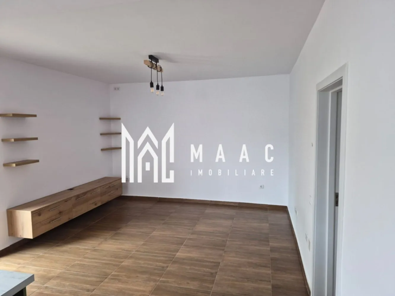 Duplex 4 camere I Mobilat I Calea Cisnadiei - MAAC IMOBILIARE propune spre vanzare un duplex amplasat intr-o zona in plina expansiune, langa Casa de Apa, pe Calea Cisnadiei. La parterul inalt avem living cu bucatarie open-space si loc de luat masa, hol de acces, grup sanitar, casa scarii. Etajul gazduieste 2 dormitoare, un birou/dressing, baie generoasa, hol, casa scarii si balcon-la dormitorul mic. Se preda mobilat partial. Finisajele de calitate si designul placut confera o atmosfera calma si relaxata imobilului. Cladirea este situata intr-un ansamblu de imobile noi, strada e in curs de asfaltare. Pentru mai multe detalii precizati telefonic ca ati vazut anuntul cu ID:CP2987024 }}