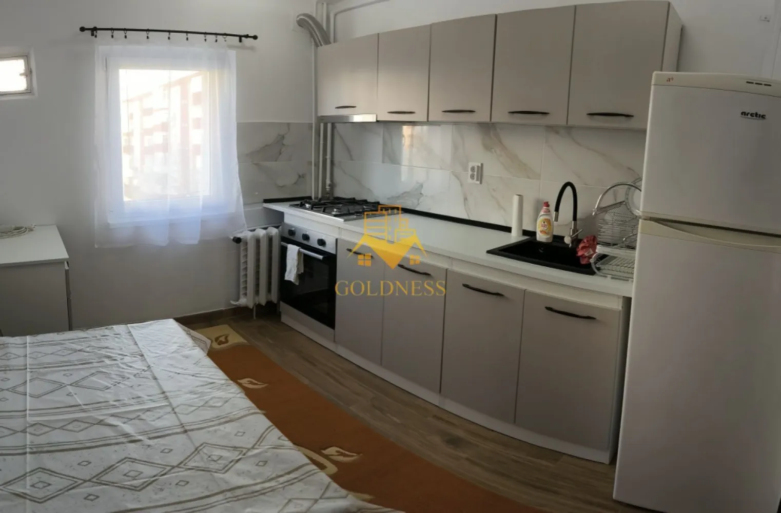 3 camere, Cartierul Gheorgheni, Interservisan, Iulius mall, FSEGA - GOLDNESS Imobiliare vă propune spre închiriere un apartament cu 3 camere complet mobilat și utilat, la etajul 2 într-un imobil de 4 etaje, în Cartierul Gheorgheni. Dispune de loc de parcare! Se află în apropierea stațiilor de transport în comun, magazine, restaurante, spații verzi, farmacii, etc. Apartamentul este compartimentat astfel: - 2 dormitoare, pat matrimonial, dressing, noptiere - living cu bucatarie open space complet utilată și mobilată, canapea extensibilă, loc de servit masa - baie cu cada, calorifer port prosop și dulap pentru depozitare. - 2 balcoane, unul închis. Imobilul este dotat cu toate cele necesare- centrală proprie, frigider, aragaz, hotă, mașină de spălat haine, etc. Dacă sunteți interesați de acest apartament și doriți să îl vizionați, dar și pentru alte oferte nu ezitați să ne contactați telefonic sau prin e-mail. Vă stăm la dispoziție! Pentru intermediere se percepe un comision de 50% din prețul chiriei! }}