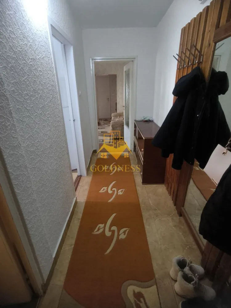 3 camere, Cartierul Gheorgheni, Interservisan, Iulius mall, FSEGA - GOLDNESS Imobiliare vă propune spre închiriere un apartament cu 3 camere complet mobilat și utilat, la etajul 2 într-un imobil de 4 etaje, în Cartierul Gheorgheni. Dispune de loc de parcare! Se află în apropierea stațiilor de transport în comun, magazine, restaurante, spații verzi, farmacii, etc. Apartamentul este compartimentat astfel: - 2 dormitoare, pat matrimonial, dressing, noptiere - living cu bucatarie open space complet utilată și mobilată, canapea extensibilă, loc de servit masa - baie cu cada, calorifer port prosop și dulap pentru depozitare. - 2 balcoane, unul închis. Imobilul este dotat cu toate cele necesare- centrală proprie, frigider, aragaz, hotă, mașină de spălat haine, etc. Dacă sunteți interesați de acest apartament și doriți să îl vizionați, dar și pentru alte oferte nu ezitați să ne contactați telefonic sau prin e-mail. Vă stăm la dispoziție! Pentru intermediere se percepe un comision de 50% din prețul chiriei! }}