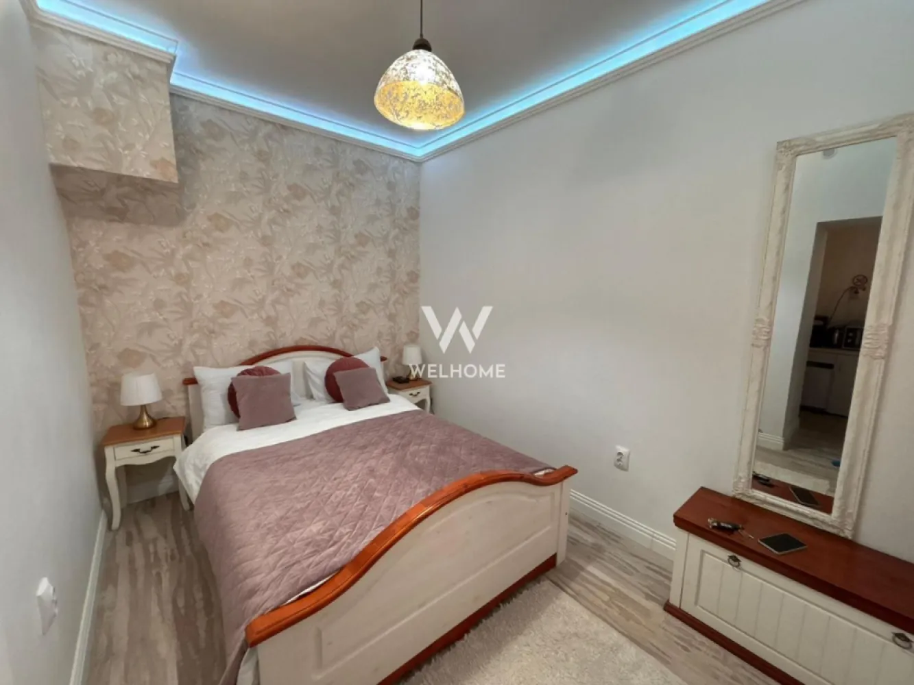 2 garsoniere în Centrul Istoric Sibiu, str. Nicolae Bălcescu - Oportunitate investiție – 2 garsoniere în Centrul Istoric Sibiu, str. Nicolae Bălcescu | Ideal regim hotelier sau spațiu comercial Se vând două garsoniere situate ultracentral, pe strada pietonală Nicolae Bălcescu, în inima Centrului Istoric din Sibiu – una dintre cele mai căutate zone pentru investiții. Imobilele au o suprafață utilă totală de 34 mp, fiecare garsonieră având 17 mp. Sunt dispuse astfel: • o garsonieră la parter • o garsonieră la etajul 1 Datorită poziției excelente, proprietățile sunt ideale pentru investiție, putând fi utilizate pentru: • regim hotelier / Airbnb • cabinet / birou • spațiu comercial • închiriere pe termen lung Zona are trafic pietonal intens, fiind situată pe cea mai cunoscută stradă din centrul orașului, în apropiere de restaurante, cafenele, magazine și principalele atracții turistice. Se vând doar împreună. 💰 Preț: 103.000 € 0756 094 405 - Pentru mai multe detalii sau programarea unei vizionări, vă stăm la dispoziție. }}