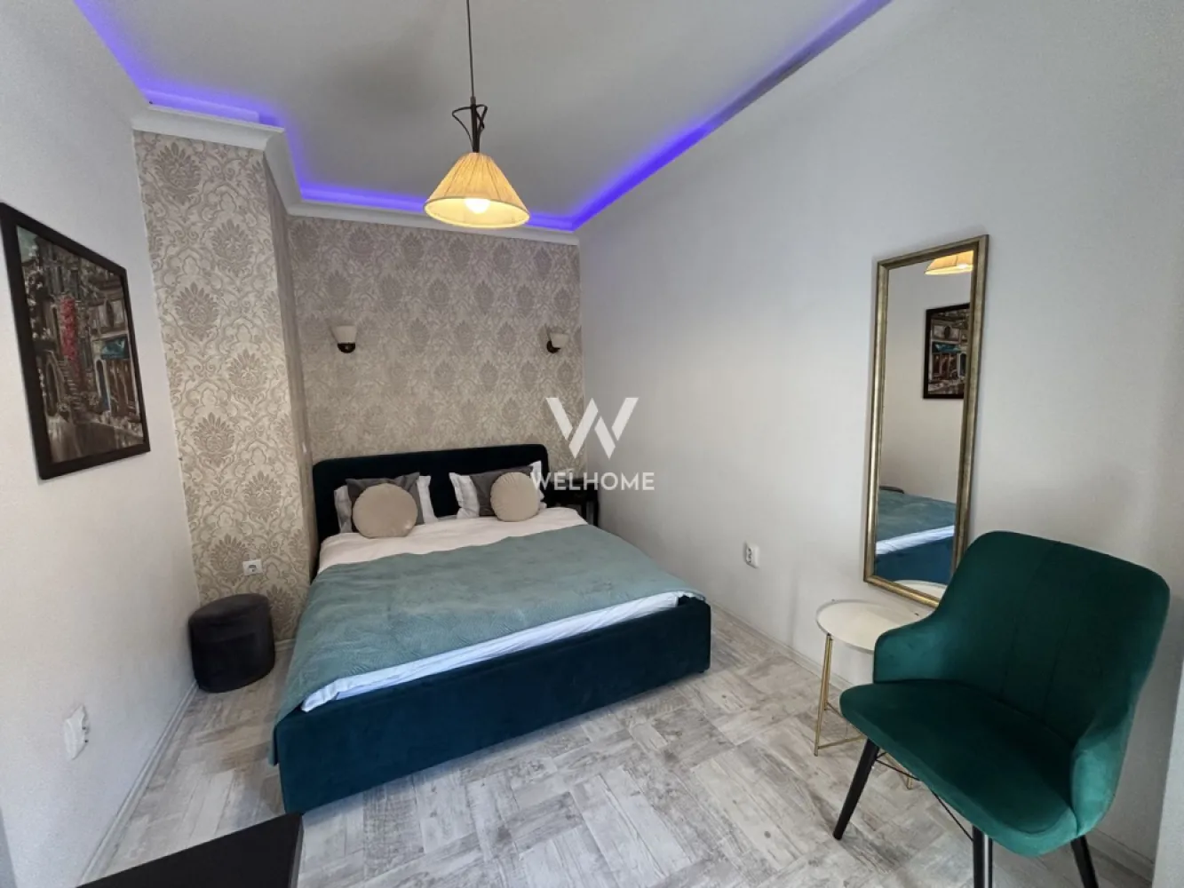 2 garsoniere în Centrul Istoric Sibiu, str. Nicolae Bălcescu - Oportunitate investiție – 2 garsoniere în Centrul Istoric Sibiu, str. Nicolae Bălcescu | Ideal regim hotelier sau spațiu comercial Se vând două garsoniere situate ultracentral, pe strada pietonală Nicolae Bălcescu, în inima Centrului Istoric din Sibiu – una dintre cele mai căutate zone pentru investiții. Imobilele au o suprafață utilă totală de 34 mp, fiecare garsonieră având 17 mp. Sunt dispuse astfel: • o garsonieră la parter • o garsonieră la etajul 1 Datorită poziției excelente, proprietățile sunt ideale pentru investiție, putând fi utilizate pentru: • regim hotelier / Airbnb • cabinet / birou • spațiu comercial • închiriere pe termen lung Zona are trafic pietonal intens, fiind situată pe cea mai cunoscută stradă din centrul orașului, în apropiere de restaurante, cafenele, magazine și principalele atracții turistice. Se vând doar împreună. 💰 Preț: 103.000 € 0756 094 405 - Pentru mai multe detalii sau programarea unei vizionări, vă stăm la dispoziție. }}