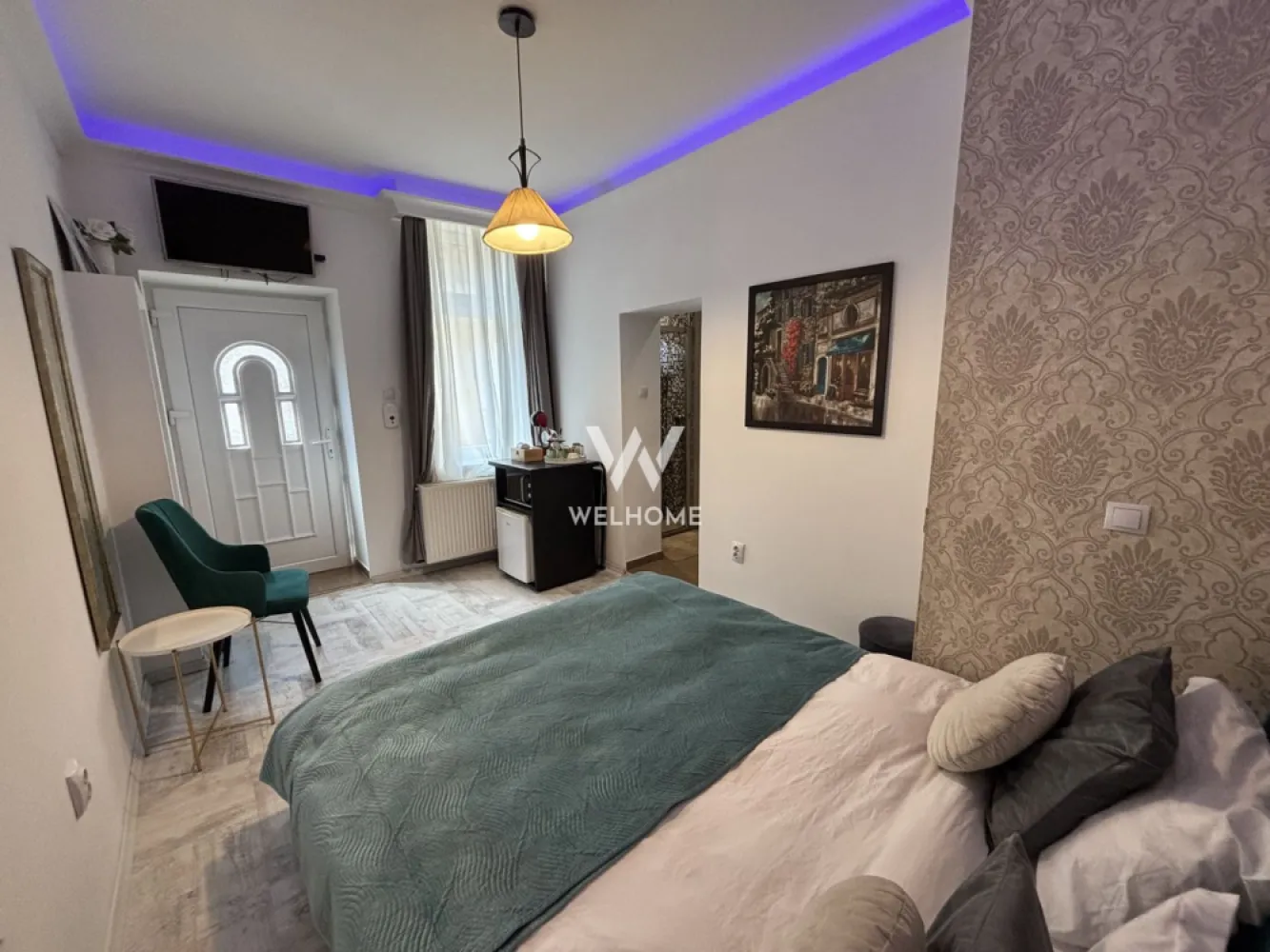 2 garsoniere în Centrul Istoric Sibiu, str. Nicolae Bălcescu - Oportunitate investiție – 2 garsoniere în Centrul Istoric Sibiu, str. Nicolae Bălcescu | Ideal regim hotelier sau spațiu comercial Se vând două garsoniere situate ultracentral, pe strada pietonală Nicolae Bălcescu, în inima Centrului Istoric din Sibiu – una dintre cele mai căutate zone pentru investiții. Imobilele au o suprafață utilă totală de 34 mp, fiecare garsonieră având 17 mp. Sunt dispuse astfel: • o garsonieră la parter • o garsonieră la etajul 1 Datorită poziției excelente, proprietățile sunt ideale pentru investiție, putând fi utilizate pentru: • regim hotelier / Airbnb • cabinet / birou • spațiu comercial • închiriere pe termen lung Zona are trafic pietonal intens, fiind situată pe cea mai cunoscută stradă din centrul orașului, în apropiere de restaurante, cafenele, magazine și principalele atracții turistice. Se vând doar împreună. 💰 Preț: 103.000 € 0756 094 405 - Pentru mai multe detalii sau programarea unei vizionări, vă stăm la dispoziție. }}