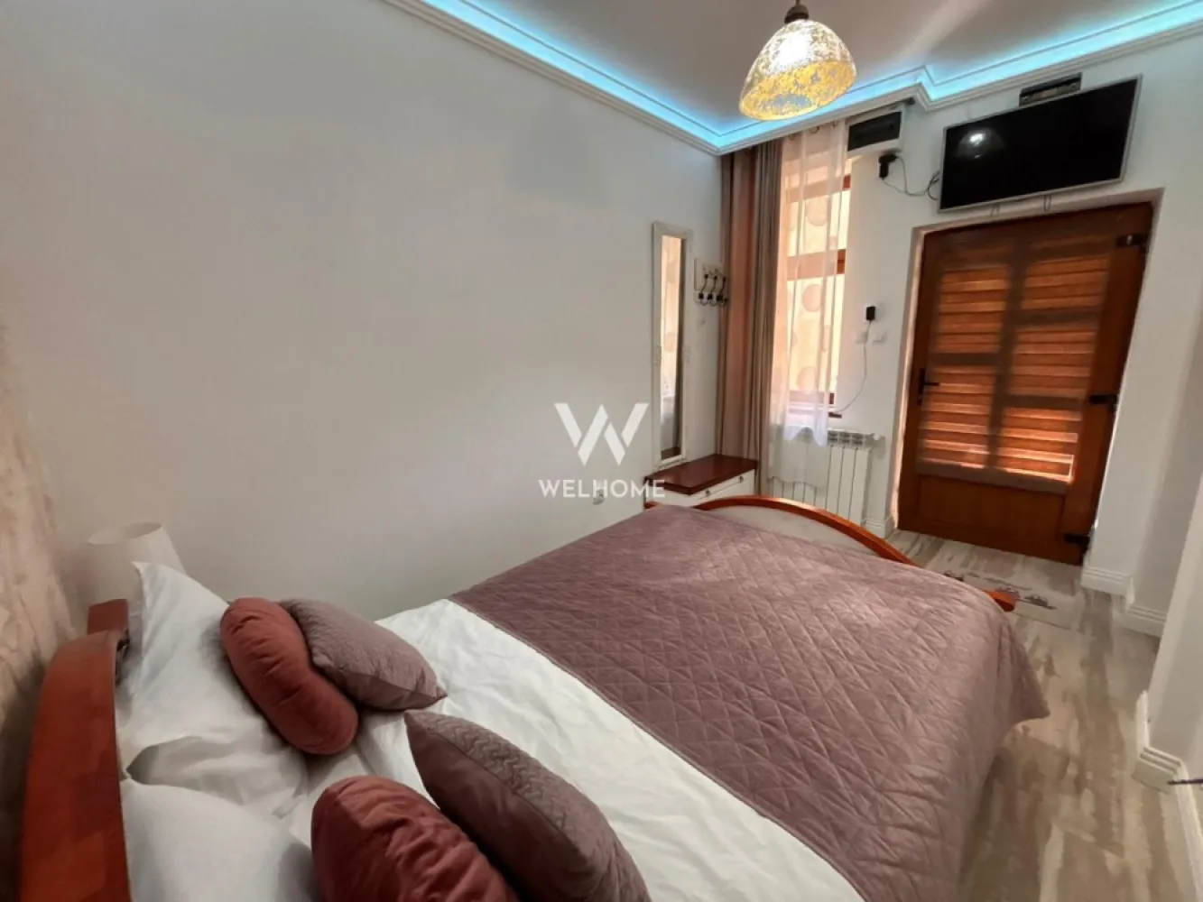 2 garsoniere în Centrul Istoric Sibiu, str. Nicolae Bălcescu - Oportunitate investiție – 2 garsoniere în Centrul Istoric Sibiu, str. Nicolae Bălcescu | Ideal regim hotelier sau spațiu comercial Se vând două garsoniere situate ultracentral, pe strada pietonală Nicolae Bălcescu, în inima Centrului Istoric din Sibiu – una dintre cele mai căutate zone pentru investiții. Imobilele au o suprafață utilă totală de 34 mp, fiecare garsonieră având 17 mp. Sunt dispuse astfel: • o garsonieră la parter • o garsonieră la etajul 1 Datorită poziției excelente, proprietățile sunt ideale pentru investiție, putând fi utilizate pentru: • regim hotelier / Airbnb • cabinet / birou • spațiu comercial • închiriere pe termen lung Zona are trafic pietonal intens, fiind situată pe cea mai cunoscută stradă din centrul orașului, în apropiere de restaurante, cafenele, magazine și principalele atracții turistice. Se vând doar împreună. 💰 Preț: 103.000 € 0756 094 405 - Pentru mai multe detalii sau programarea unei vizionări, vă stăm la dispoziție. }}