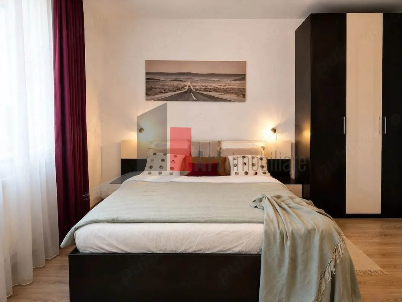 Apartament 2 camere de inchiriat | Plaza Mall Lujerului - Apartament cu 2 camere, 58 mp, cu vedere si acces direct la Parcul Liniei, disponibil pentru inchiriere in zona Plaza Mall Lujerului.

Situat la etajul 1 din 11, intr-un bloc nou cu paza 24 7, apartamentul este complet mobilat si utilat, pregatit pentru mutare imediata.

Dotari:

* 58 mp
* Vedere si acces direct la Parcul Liniei
* Canapea cu sezlong si extensie
* Pat matrimonial
* Multiple spatii de depozitare
* Birou
* Bucatarie complet utilata: centrala termica proprie, plita pe gaz, cuptor electric incorporabil, cuptor cu microunde incorporat, hota, frigider, aparat Nespresso, vase, ustensile si alte accesorii
* Aer conditionat
* 2 Smart TV-uri
* Masina de spalat rufe cu uscator
* Aspirator

Localizare excelenta:

* Acces direct in Parcul Liniei
* Mega Image la parterul blocului
* La 5 minute de mers pe jos pana la Metrou Lujerului (M3)
* 5 minute de Tramvaiul 41 si multiple linii de tramvai, autobuz si troleibuz
* 5 minute de Plaza Mall, Carrefour, Leroy Merlin si Lidl
* 15 minute de mers pe jos pana la Parcul Drumul Taberei, AFI Cotroceni si Universitatea Politehnica
* Acces rapid catre Grozavesti, Gara de Nord, Piata Universitatii si Piata Victoriei

Pret: 690 luna

* 1 luna chirie in avans
* 1 luna garantie