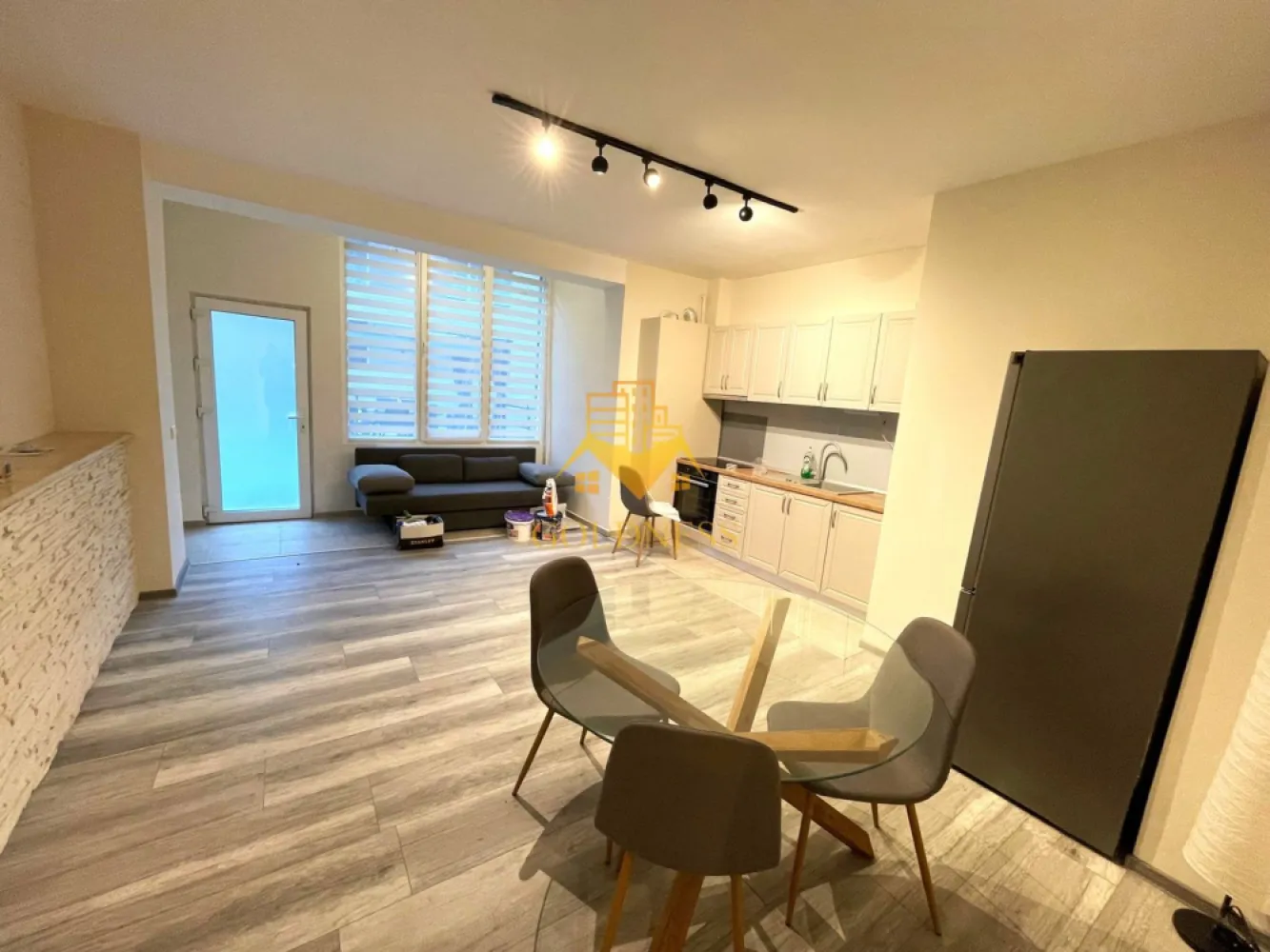 4 Camere decomandate, Terasa, Parcare, Borhanciului,Romul Ladea, Profi - GOLDNESS Imobiliare vă propune spre închiriere un apartament cu 4 camere complet mobilat și utilat, la pater într-un imobil de 6 etaje, în Cartierul Borhanci. Se află în apropierea stațiilor de transport în comun, magazine, restaurante, spații verzi, farmacii, etc. Apartamentul este compartimentat astfel: - dormitor cu pat matrimonial, dressing, noptiere -dressing separat. - living cu bucatarie open space complet utilată și mobilată, canapea extensibilă, loc de servit masa - living cu canapea extensibila. - baie cu dus walk-in, calorifer port prosop și dulap pentru depozitare. - terasa de 60 mp. Imobilul este dotat cu toate cele necesare- centrală proprie, frigider, aragaz, hotă, mașină de spălat haine, etc. Dacă sunteți interesați de acest apartament și doriți să îl vizionați, dar și pentru alte oferte nu ezitați să ne contactați telefonic sau prin e-mail. Vă stăm la dispoziție! Pentru intermediere se percepe un comision de 50% din prețul chiriei! }}