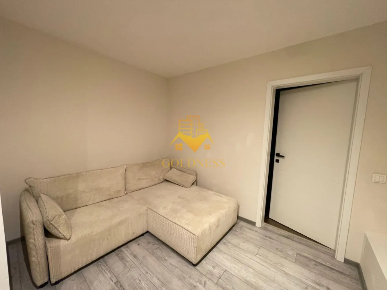 4 Camere decomandate, Terasa, Parcare, Borhanciului,Romul Ladea, Profi - GOLDNESS Imobiliare vă propune spre închiriere un apartament cu 4 camere complet mobilat și utilat, la pater într-un imobil de 6 etaje, în Cartierul Borhanci. Se află în apropierea stațiilor de transport în comun, magazine, restaurante, spații verzi, farmacii, etc. Apartamentul este compartimentat astfel: - dormitor cu pat matrimonial, dressing, noptiere -dressing separat. - living cu bucatarie open space complet utilată și mobilată, canapea extensibilă, loc de servit masa - living cu canapea extensibila. - baie cu dus walk-in, calorifer port prosop și dulap pentru depozitare. - terasa de 60 mp. Imobilul este dotat cu toate cele necesare- centrală proprie, frigider, aragaz, hotă, mașină de spălat haine, etc. Dacă sunteți interesați de acest apartament și doriți să îl vizionați, dar și pentru alte oferte nu ezitați să ne contactați telefonic sau prin e-mail. Vă stăm la dispoziție! Pentru intermediere se percepe un comision de 50% din prețul chiriei! }}