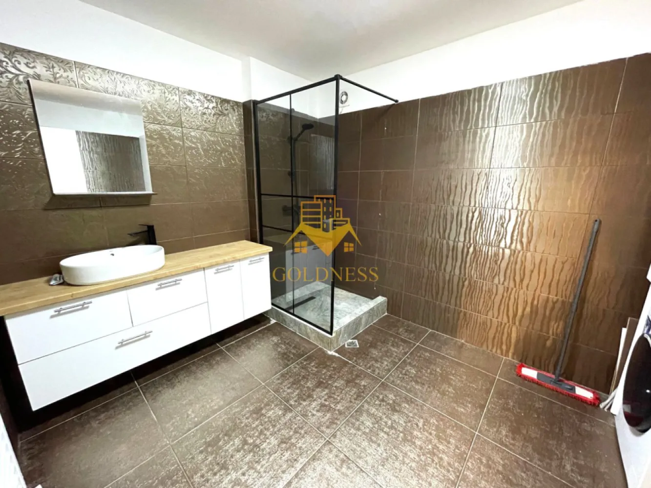 4 Camere decomandate, Terasa, Parcare, Borhanciului,Romul Ladea, Profi - GOLDNESS Imobiliare vă propune spre închiriere un apartament cu 4 camere complet mobilat și utilat, la pater într-un imobil de 6 etaje, în Cartierul Borhanci. Se află în apropierea stațiilor de transport în comun, magazine, restaurante, spații verzi, farmacii, etc. Apartamentul este compartimentat astfel: - dormitor cu pat matrimonial, dressing, noptiere -dressing separat. - living cu bucatarie open space complet utilată și mobilată, canapea extensibilă, loc de servit masa - living cu canapea extensibila. - baie cu dus walk-in, calorifer port prosop și dulap pentru depozitare. - terasa de 60 mp. Imobilul este dotat cu toate cele necesare- centrală proprie, frigider, aragaz, hotă, mașină de spălat haine, etc. Dacă sunteți interesați de acest apartament și doriți să îl vizionați, dar și pentru alte oferte nu ezitați să ne contactați telefonic sau prin e-mail. Vă stăm la dispoziție! Pentru intermediere se percepe un comision de 50% din prețul chiriei! }}