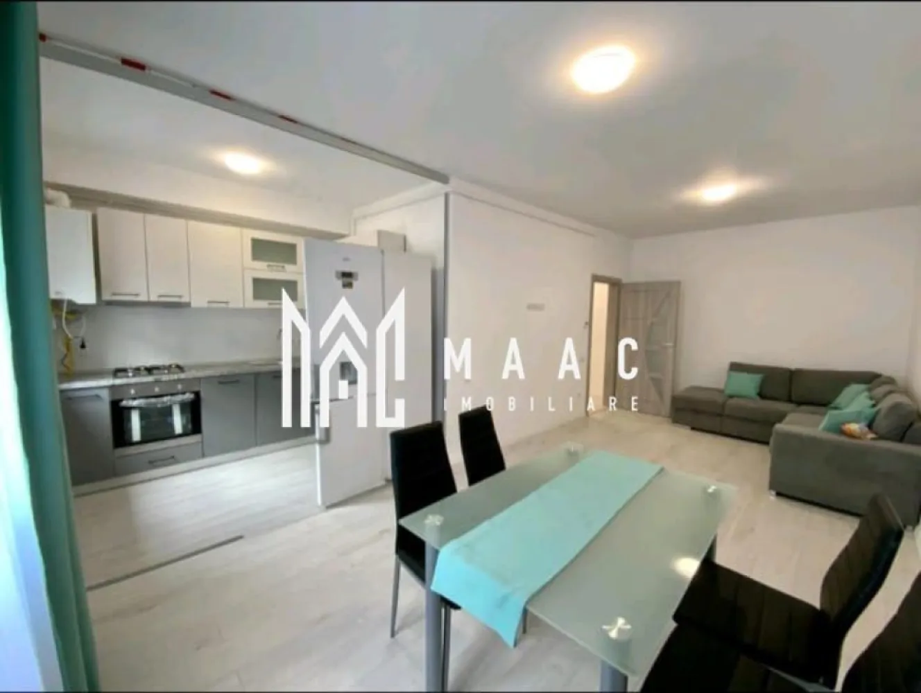 Apartament 2 Camere | Decomandat | Etaj 1 | Deventer - MAAC Imobiliare vă propune spre vânzare un apartament cu 2 camere, situat în Cartierul Arhitecților, într-un imobil nou finalizat în 2023. Caracteristici: Suprafață utilă: 52 mp Suprafață totală: 58 mp Suprafață balcon: 6 mp Etaj: 1 Număr camere: 2 Bucătărie: Mobilată și utilată complet Baie: 1 Balcon: 1 Loc parcare: 1 Dotări și finisaje: Centrală proprie cu încălzire prin pardoseală Cabina de duș Frigider Hota Mașină de spălat rufe Mașină de spălat vase Ferestre termopan Ușă intrare metalică Uși interioare MDF Pardoseală: gresie, parchet laminat, șapă Pereți: faianță, vopsea lavabilă Utilități și facilități: Apă, canalizare, gaz, curent Internet, CATV, telefon Contorizare separată (apometre, contor electric, contor gaz) Interfon Loc de joacă pentru copii Parcare deschisă Amplasament: Iluminat stradal Acces facil la mijloace de transport în comun – linia 11 Izolație: Exterioară Acest apartament este ideal pentru cei care caută confort și modernitate într-o zonă bine dezvoltată. Pentru mai multe detalii și programări pentru vizionare, vă rugăm să ne contactați la MAAC Imobiliare. ID: CP2995148. }}
