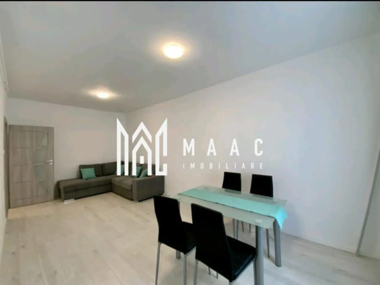 Apartament 2 Camere | Decomandat | Etaj 1 | Deventer - MAAC Imobiliare vă propune spre vânzare un apartament cu 2 camere, situat în Cartierul Arhitecților, într-un imobil nou finalizat în 2023. Caracteristici: Suprafață utilă: 52 mp Suprafață totală: 58 mp Suprafață balcon: 6 mp Etaj: 1 Număr camere: 2 Bucătărie: Mobilată și utilată complet Baie: 1 Balcon: 1 Loc parcare: 1 Dotări și finisaje: Centrală proprie cu încălzire prin pardoseală Cabina de duș Frigider Hota Mașină de spălat rufe Mașină de spălat vase Ferestre termopan Ușă intrare metalică Uși interioare MDF Pardoseală: gresie, parchet laminat, șapă Pereți: faianță, vopsea lavabilă Utilități și facilități: Apă, canalizare, gaz, curent Internet, CATV, telefon Contorizare separată (apometre, contor electric, contor gaz) Interfon Loc de joacă pentru copii Parcare deschisă Amplasament: Iluminat stradal Acces facil la mijloace de transport în comun – linia 11 Izolație: Exterioară Acest apartament este ideal pentru cei care caută confort și modernitate într-o zonă bine dezvoltată. Pentru mai multe detalii și programări pentru vizionare, vă rugăm să ne contactați la MAAC Imobiliare. ID: CP2995148. }}