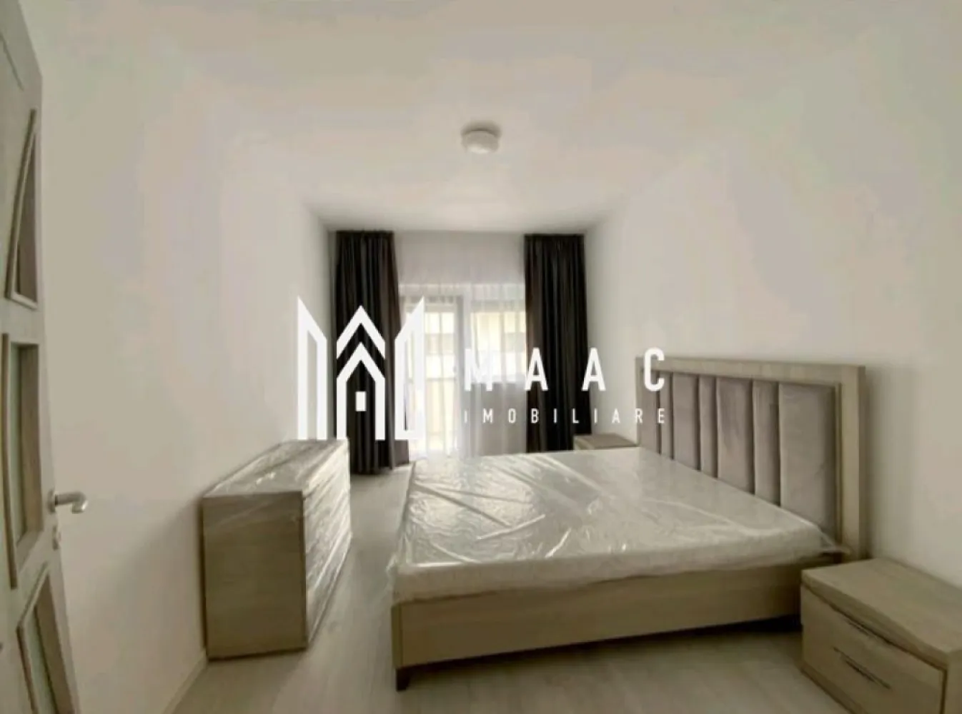 Apartament 2 Camere | Decomandat | Etaj 1 | Deventer - MAAC Imobiliare vă propune spre vânzare un apartament cu 2 camere, situat în Cartierul Arhitecților, într-un imobil nou finalizat în 2023. Caracteristici: Suprafață utilă: 52 mp Suprafață totală: 58 mp Suprafață balcon: 6 mp Etaj: 1 Număr camere: 2 Bucătărie: Mobilată și utilată complet Baie: 1 Balcon: 1 Loc parcare: 1 Dotări și finisaje: Centrală proprie cu încălzire prin pardoseală Cabina de duș Frigider Hota Mașină de spălat rufe Mașină de spălat vase Ferestre termopan Ușă intrare metalică Uși interioare MDF Pardoseală: gresie, parchet laminat, șapă Pereți: faianță, vopsea lavabilă Utilități și facilități: Apă, canalizare, gaz, curent Internet, CATV, telefon Contorizare separată (apometre, contor electric, contor gaz) Interfon Loc de joacă pentru copii Parcare deschisă Amplasament: Iluminat stradal Acces facil la mijloace de transport în comun – linia 11 Izolație: Exterioară Acest apartament este ideal pentru cei care caută confort și modernitate într-o zonă bine dezvoltată. Pentru mai multe detalii și programări pentru vizionare, vă rugăm să ne contactați la MAAC Imobiliare. ID: CP2995148. }}