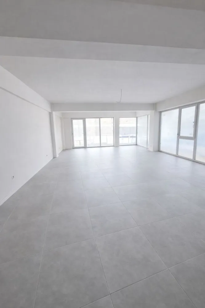 Spatiu de inchiriat , Open Space Generos , zona Centrala - Direkt Imobiliare ofera spre inchiriere  un spatiu modern , extrem de spatios , situat intr o zona centrala , ideal pentru dezvoltarea afacerii tale. Proprietatea se remarca printr o compartimentare open space , oferind flexibilitate in amenajare , fiind potrivita pentru birouri , showroom, cabinet medical , cabinet analize medicale , sau alte activitati comerciale. Caractersitici principale : Suprafata generoasa , compartimentare open space Lumina naturala din abundenta Acces facil din zona centrala Posibilitate de personalizare in functie de nevoi Spatiu versatil , usor de adaptat Datorita pozitionarii excelente si a compartimentarii moderne , acest spatiu reprezinta alegerea ideala pentru un business care isi doreste vizibilitate si confort . Pentru detalii suplimentare si programarea unei vizionari , va stam la dispozitie ! }}