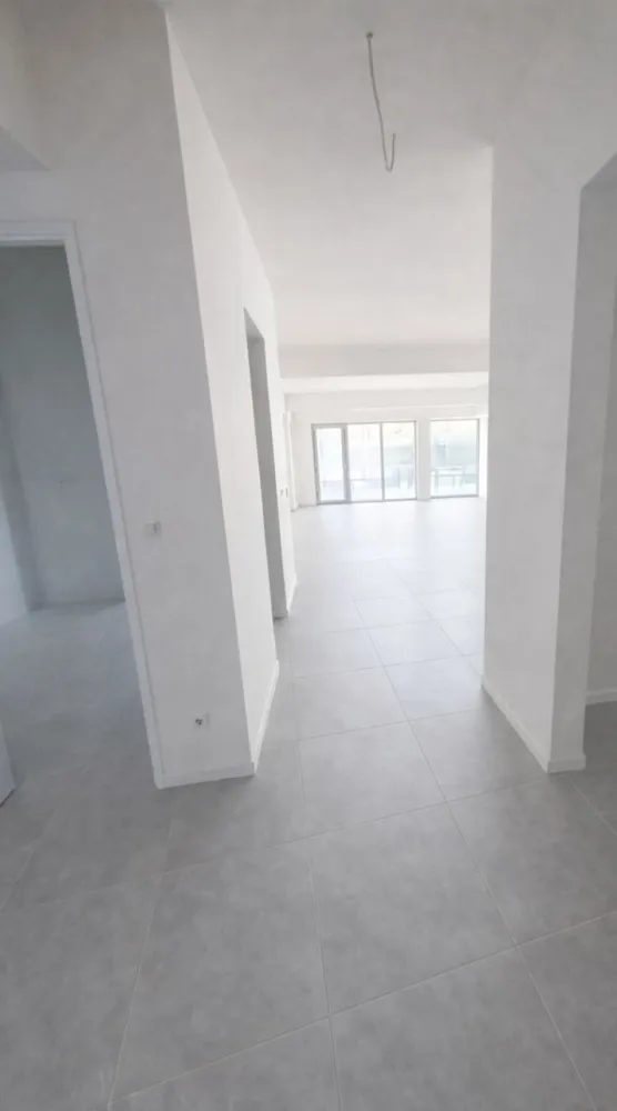 Spatiu de inchiriat , Open Space Generos , zona Centrala - Direkt Imobiliare ofera spre inchiriere  un spatiu modern , extrem de spatios , situat intr o zona centrala , ideal pentru dezvoltarea afacerii tale. Proprietatea se remarca printr o compartimentare open space , oferind flexibilitate in amenajare , fiind potrivita pentru birouri , showroom, cabinet medical , cabinet analize medicale , sau alte activitati comerciale. Caractersitici principale : Suprafata generoasa , compartimentare open space Lumina naturala din abundenta Acces facil din zona centrala Posibilitate de personalizare in functie de nevoi Spatiu versatil , usor de adaptat Datorita pozitionarii excelente si a compartimentarii moderne , acest spatiu reprezinta alegerea ideala pentru un business care isi doreste vizibilitate si confort . Pentru detalii suplimentare si programarea unei vizionari , va stam la dispozitie ! }}