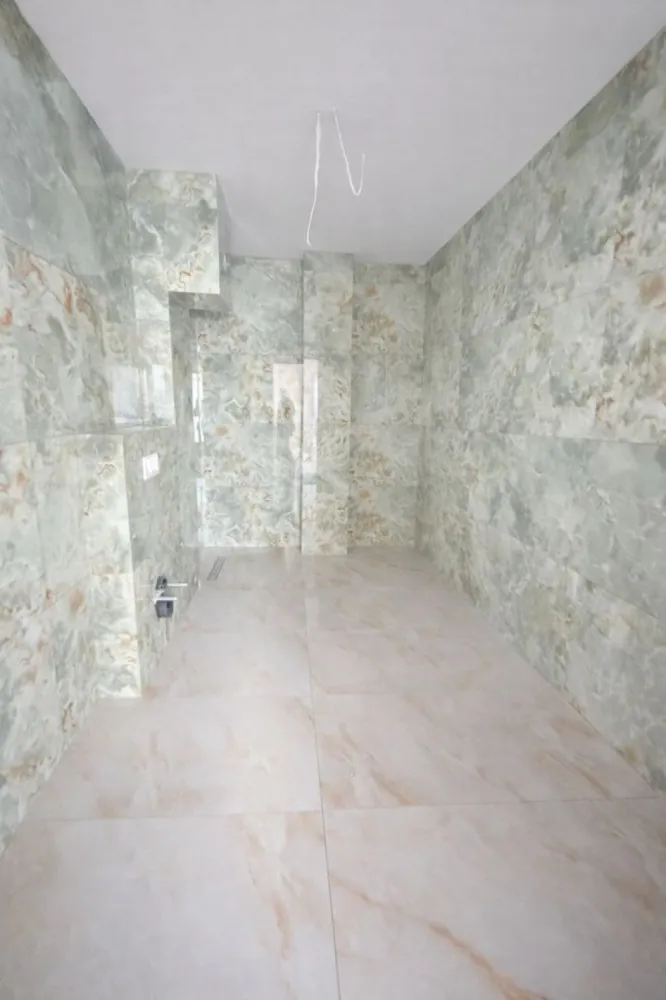 Spatiu de inchiriat , Open Space Generos , zona Centrala - Direkt Imobiliare ofera spre inchiriere  un spatiu modern , extrem de spatios , situat intr o zona centrala , ideal pentru dezvoltarea afacerii tale. Proprietatea se remarca printr o compartimentare open space , oferind flexibilitate in amenajare , fiind potrivita pentru birouri , showroom, cabinet medical , cabinet analize medicale , sau alte activitati comerciale. Caractersitici principale : Suprafata generoasa , compartimentare open space Lumina naturala din abundenta Acces facil din zona centrala Posibilitate de personalizare in functie de nevoi Spatiu versatil , usor de adaptat Datorita pozitionarii excelente si a compartimentarii moderne , acest spatiu reprezinta alegerea ideala pentru un business care isi doreste vizibilitate si confort . Pentru detalii suplimentare si programarea unei vizionari , va stam la dispozitie ! }}