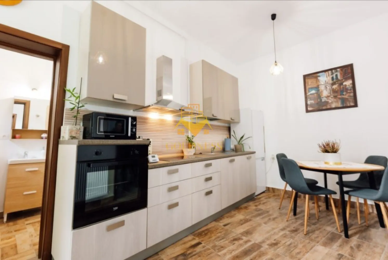 2 camere, Ultra Central, Piața Unirii, Bvd. Eroilor, UMF - GOLDNESS Imobiliare vă propune spre închiriere un apartament cu 2 camere complet mobilat și utilat, la Parter la casa, curte comuna cu doar 3 vecini, Ultra Central. Se află în apropierea stațiilor de transport în comun, magazine, restaurante, spații verzi, farmacii, etc. Apartamentul este compartimentat astfel: - 2 dormitoare cu pat matrimonial, dressing, noptiere - living - bucatarie complet utilată și mobilată, canapea extensibilă, loc de servit masa - baie cu dus walkin, calorifer port prosop și dulap pentru depozitare. Imobilul este dotat cu toate cele necesare- centrală proprie, frigider, aragaz, hotă, mașină de spălat haine, etc. Dacă sunteți interesați de acest apartament și doriți să îl vizionați, dar și pentru alte oferte nu ezitați să ne contactați telefonic sau prin e-mail. Vă stăm la dispoziție! Pentru intermediere se percepe un comision de 50% din prețul chiriei! }}