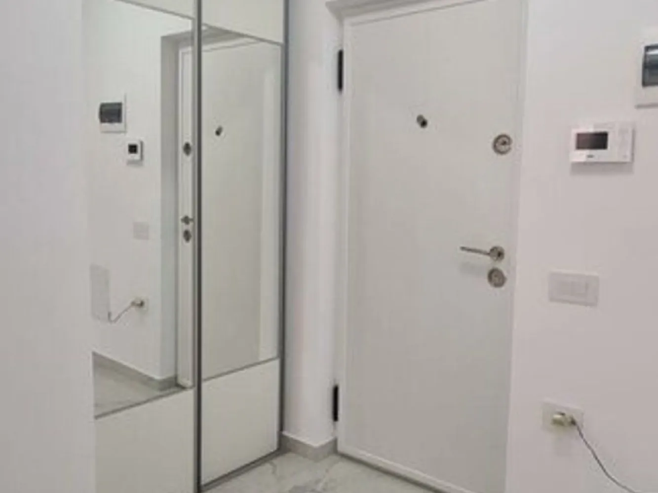 Aparatament 2 camere, Micro 17 - bloc Roka, langa Penny - Agentia imobiliara Mag Invest va ofera spre inchiriere un apartament cu 2 camere, parter intr-un bloc nou din cartierul Micro 17. Acest apartament se bucura de un design deosebit si este amplasat intr-o locatie excelenta, fiind situat la scurta distanta de Parc, Mall Dunarea, Piata, Scoli, Grădinițe, Spital, Supermarketuri si mijloace de transport in comun. Beneficiati de o locuinta ideala intr-o zona linistita care satisface toate nevoile familiei dumneavoastra, inclusiv finisaje de inalta calitate, incalzire in pardoseala, baie complet utilata, aer conditionat inverter, tâmplărie Salamander Tripan, centrala termica proprie, contorizare individuala pentru apa, gaz si curent, lift Schindler, locuri de parcare subterane sau exterioare pentru fiecare apartament, video interfon, curte privata inchisa si supravegheata video. Apartamentul este complet mobilat si utilat. Se inchiriaza doar pe termen lung, iar animalele de companie nu sunt acceptate. Pretul propus pentru inchiriere este de 600 euro, la care se adauga o garantie returnabila de 600 euro, iar comisionul agentiei imobiliare este 75% din prima luna de chirie. }}