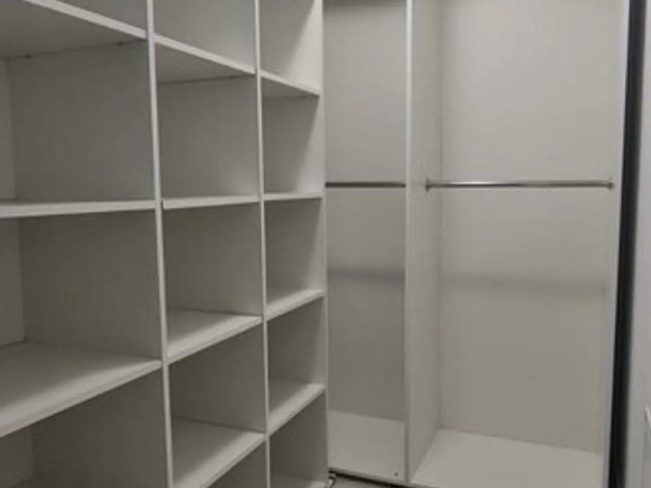 Aparatament 2 camere, Micro 17 - bloc Roka, langa Penny - Agentia imobiliara Mag Invest va ofera spre inchiriere un apartament cu 2 camere, parter intr-un bloc nou din cartierul Micro 17. Acest apartament se bucura de un design deosebit si este amplasat intr-o locatie excelenta, fiind situat la scurta distanta de Parc, Mall Dunarea, Piata, Scoli, Grădinițe, Spital, Supermarketuri si mijloace de transport in comun. Beneficiati de o locuinta ideala intr-o zona linistita care satisface toate nevoile familiei dumneavoastra, inclusiv finisaje de inalta calitate, incalzire in pardoseala, baie complet utilata, aer conditionat inverter, tâmplărie Salamander Tripan, centrala termica proprie, contorizare individuala pentru apa, gaz si curent, lift Schindler, locuri de parcare subterane sau exterioare pentru fiecare apartament, video interfon, curte privata inchisa si supravegheata video. Apartamentul este complet mobilat si utilat. Se inchiriaza doar pe termen lung, iar animalele de companie nu sunt acceptate. Pretul propus pentru inchiriere este de 600 euro, la care se adauga o garantie returnabila de 600 euro, iar comisionul agentiei imobiliare este 75% din prima luna de chirie. }}