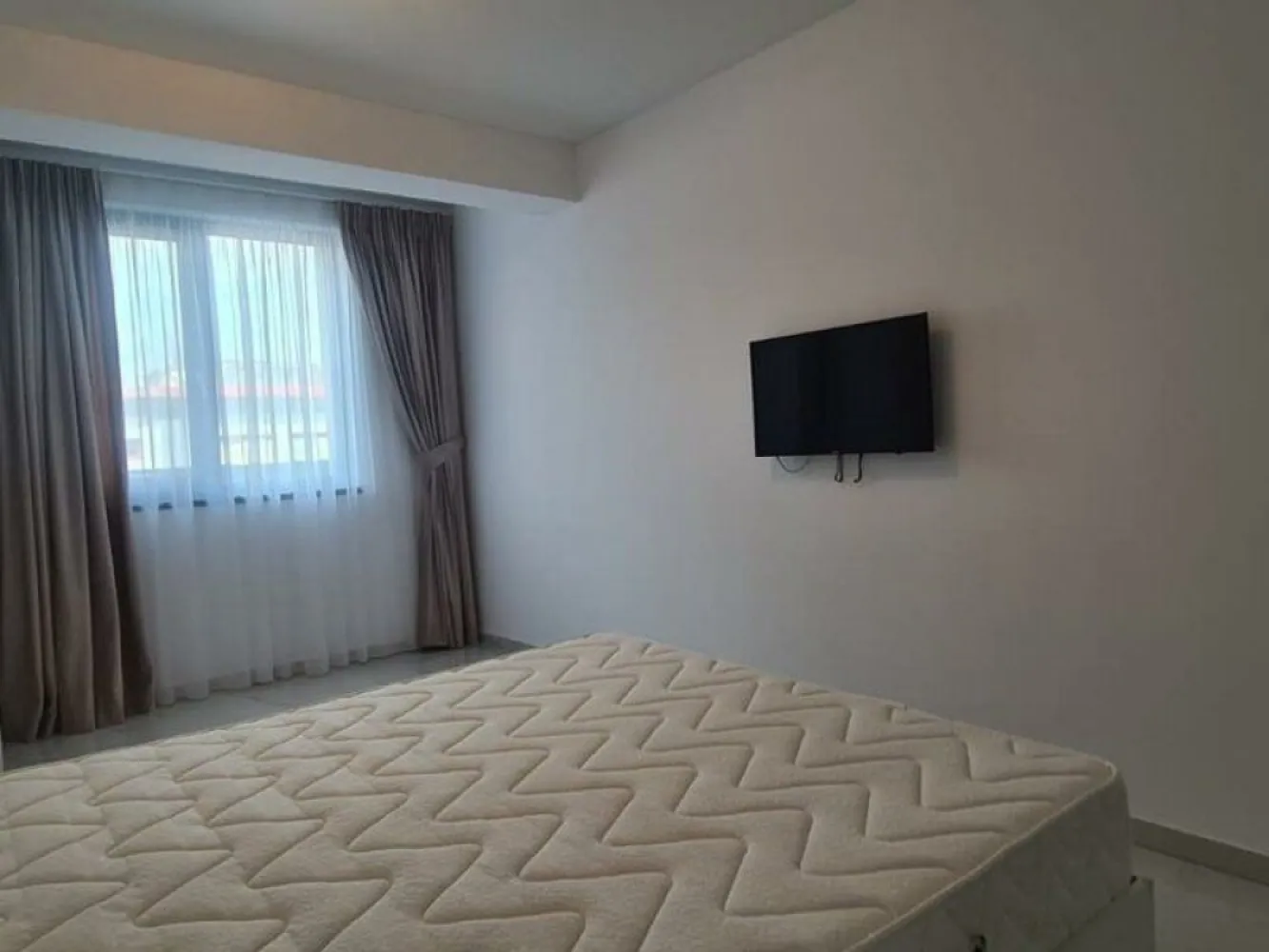 Aparatament 2 camere, Micro 17 - bloc Roka, langa Penny - Agentia imobiliara Mag Invest va ofera spre inchiriere un apartament cu 2 camere, parter intr-un bloc nou din cartierul Micro 17. Acest apartament se bucura de un design deosebit si este amplasat intr-o locatie excelenta, fiind situat la scurta distanta de Parc, Mall Dunarea, Piata, Scoli, Grădinițe, Spital, Supermarketuri si mijloace de transport in comun. Beneficiati de o locuinta ideala intr-o zona linistita care satisface toate nevoile familiei dumneavoastra, inclusiv finisaje de inalta calitate, incalzire in pardoseala, baie complet utilata, aer conditionat inverter, tâmplărie Salamander Tripan, centrala termica proprie, contorizare individuala pentru apa, gaz si curent, lift Schindler, locuri de parcare subterane sau exterioare pentru fiecare apartament, video interfon, curte privata inchisa si supravegheata video. Apartamentul este complet mobilat si utilat. Se inchiriaza doar pe termen lung, iar animalele de companie nu sunt acceptate. Pretul propus pentru inchiriere este de 600 euro, la care se adauga o garantie returnabila de 600 euro, iar comisionul agentiei imobiliare este 75% din prima luna de chirie. }}