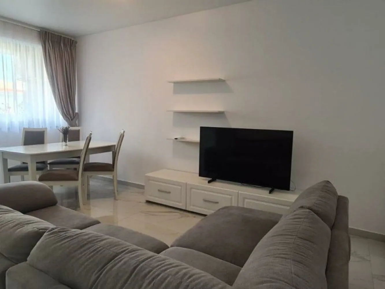 Aparatament 2 camere, Micro 17 - bloc Roka, langa Penny - Agentia imobiliara Mag Invest va ofera spre inchiriere un apartament cu 2 camere, parter intr-un bloc nou din cartierul Micro 17. Acest apartament se bucura de un design deosebit si este amplasat intr-o locatie excelenta, fiind situat la scurta distanta de Parc, Mall Dunarea, Piata, Scoli, Grădinițe, Spital, Supermarketuri si mijloace de transport in comun. Beneficiati de o locuinta ideala intr-o zona linistita care satisface toate nevoile familiei dumneavoastra, inclusiv finisaje de inalta calitate, incalzire in pardoseala, baie complet utilata, aer conditionat inverter, tâmplărie Salamander Tripan, centrala termica proprie, contorizare individuala pentru apa, gaz si curent, lift Schindler, locuri de parcare subterane sau exterioare pentru fiecare apartament, video interfon, curte privata inchisa si supravegheata video. Apartamentul este complet mobilat si utilat. Se inchiriaza doar pe termen lung, iar animalele de companie nu sunt acceptate. Pretul propus pentru inchiriere este de 600 euro, la care se adauga o garantie returnabila de 600 euro, iar comisionul agentiei imobiliare este 75% din prima luna de chirie. }}